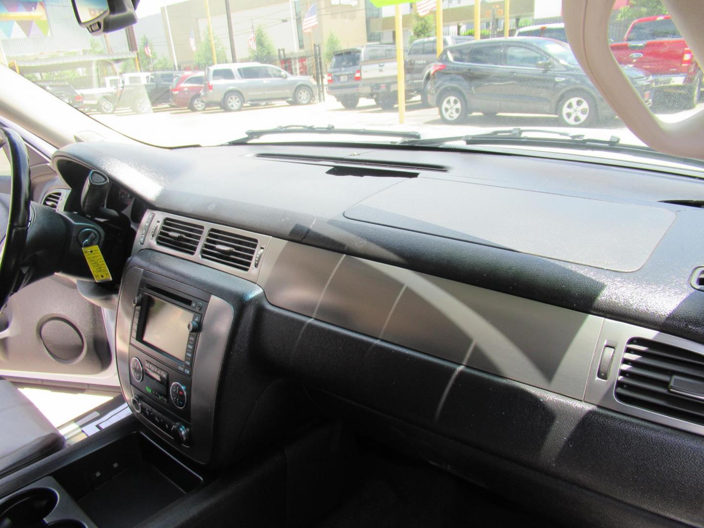 2007 White /Black Chevrolet Tahoe LS 2WD (1GNFC130X7R) with an 5.3L V8 OHV 16V FFV engine, Automatic Overdrive transmission, located at 1511 North Shepherd Dr., Houston, TX, 77008, (281) 657-1221, 29.798361, -95.412560 - 2007 CHEVROLET TAHOE LTZ VIN: 1GNFC130X7R319048 1 G N F C 1 3 0 X 7 R 3 1 9 0 4 8 4 DOOR WAGON/SPORT UTILITY 5.3L V8 F FLEX FUEL REAR WHEEL DRIVE - Photo#12