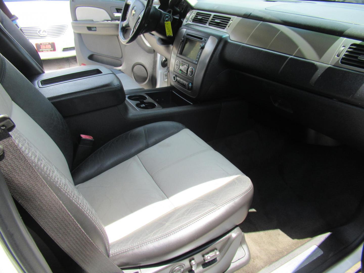 2007 White /Black Chevrolet Tahoe LS 2WD (1GNFC130X7R) with an 5.3L V8 OHV 16V FFV engine, Automatic Overdrive transmission, located at 1511 North Shepherd Dr., Houston, TX, 77008, (281) 657-1221, 29.798361, -95.412560 - 2007 CHEVROLET TAHOE LTZ VIN: 1GNFC130X7R319048 1 G N F C 1 3 0 X 7 R 3 1 9 0 4 8 4 DOOR WAGON/SPORT UTILITY 5.3L V8 F FLEX FUEL REAR WHEEL DRIVE - Photo#13