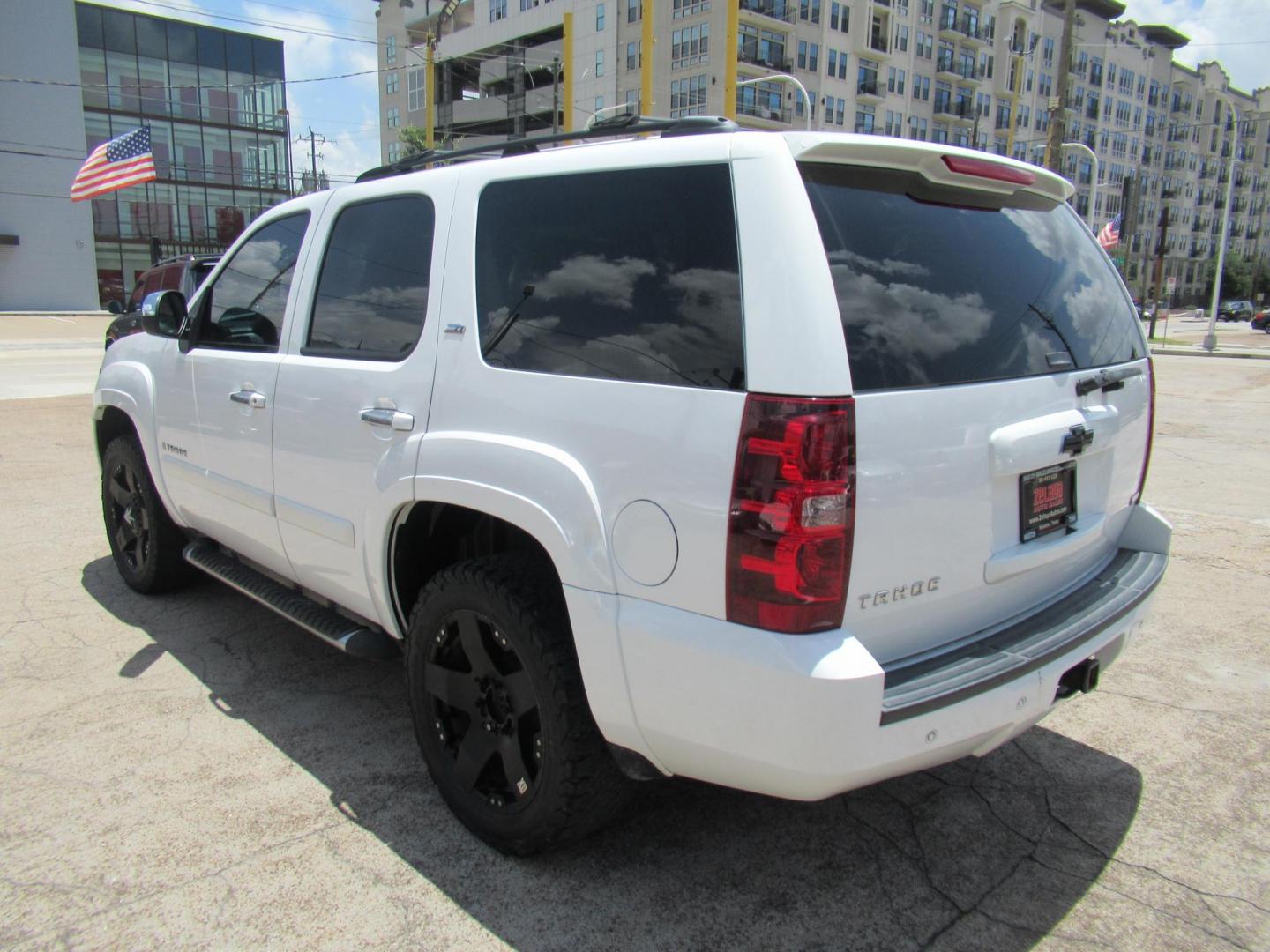 2007 White /Black Chevrolet Tahoe LS 2WD (1GNFC130X7R) with an 5.3L V8 OHV 16V FFV engine, Automatic Overdrive transmission, located at 1511 North Shepherd Dr., Houston, TX, 77008, (281) 657-1221, 29.798361, -95.412560 - 2007 CHEVROLET TAHOE LTZ VIN: 1GNFC130X7R319048 1 G N F C 1 3 0 X 7 R 3 1 9 0 4 8 4 DOOR WAGON/SPORT UTILITY 5.3L V8 F FLEX FUEL REAR WHEEL DRIVE - Photo#15
