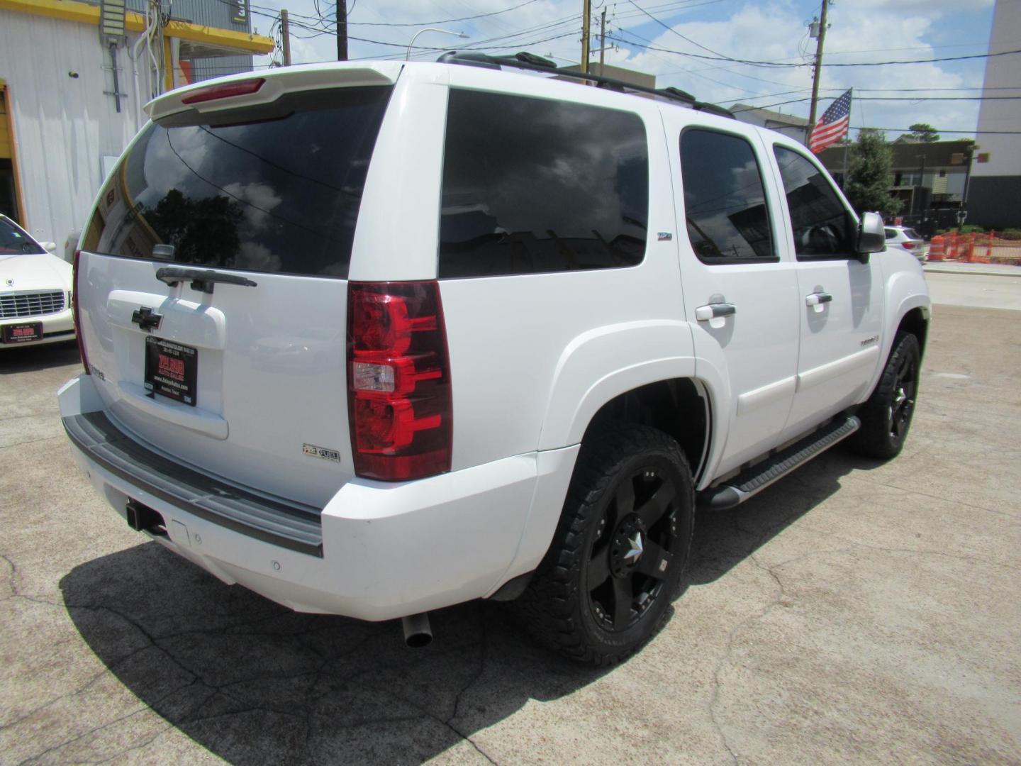2007 White /Black Chevrolet Tahoe LS 2WD (1GNFC130X7R) with an 5.3L V8 OHV 16V FFV engine, Automatic Overdrive transmission, located at 1511 North Shepherd Dr., Houston, TX, 77008, (281) 657-1221, 29.798361, -95.412560 - 2007 CHEVROLET TAHOE LTZ VIN: 1GNFC130X7R319048 1 G N F C 1 3 0 X 7 R 3 1 9 0 4 8 4 DOOR WAGON/SPORT UTILITY 5.3L V8 F FLEX FUEL REAR WHEEL DRIVE - Photo#17