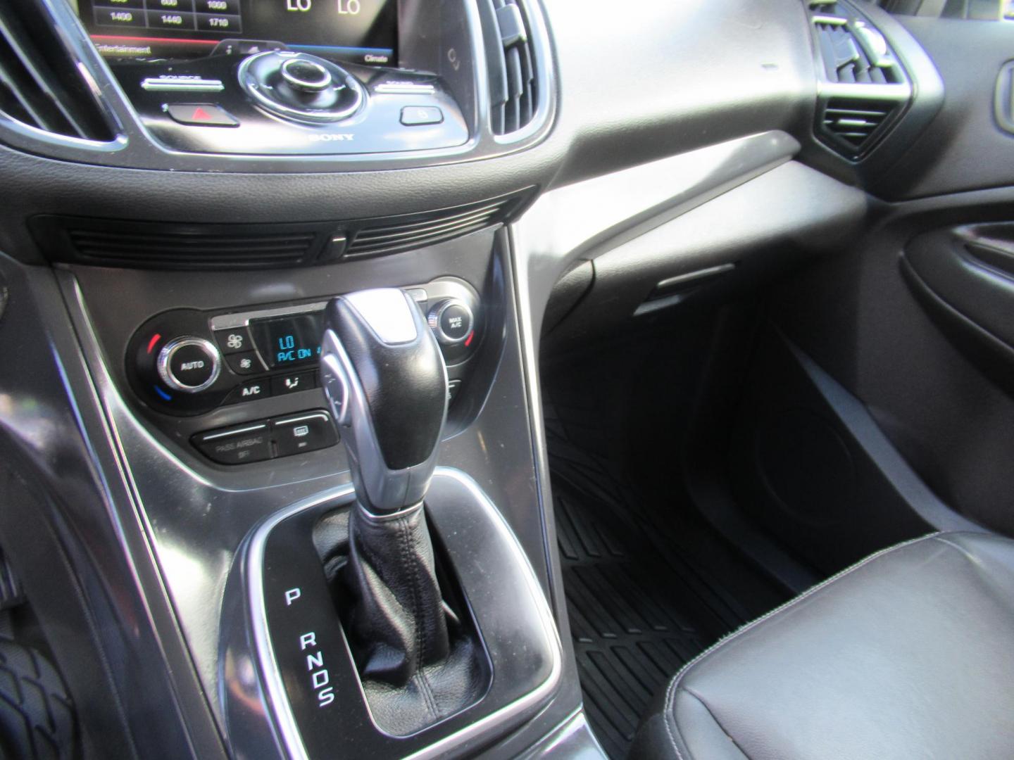 2014 Red /Black Ford Escape Titanium (1FMCU0J98EU) with an 2.0 engine, Automatic transmission, located at 1511 North Shepherd Dr., Houston, TX, 77008, (281) 657-1221, 29.798361, -95.412560 - 2014 FORD ESCAPE TITANIUM VIN: 1FMCU0J98EUA29272 1 F M C U 0 J 9 8 E U A 2 9 2 7 2 4 DOOR WAGON/SPORT UTILITY 2.0L I4 F DOHC 16V GASOLINE FRONT WHEEL DRIVE - Photo#4