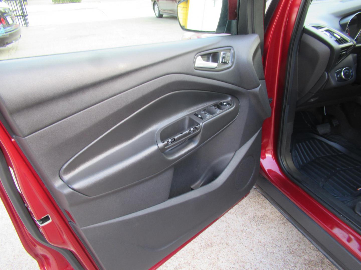 2014 Red /Black Ford Escape Titanium (1FMCU0J98EU) with an 2.0 engine, Automatic transmission, located at 1511 North Shepherd Dr., Houston, TX, 77008, (281) 657-1221, 29.798361, -95.412560 - 2014 FORD ESCAPE TITANIUM VIN: 1FMCU0J98EUA29272 1 F M C U 0 J 9 8 E U A 2 9 2 7 2 4 DOOR WAGON/SPORT UTILITY 2.0L I4 F DOHC 16V GASOLINE FRONT WHEEL DRIVE - Photo#8