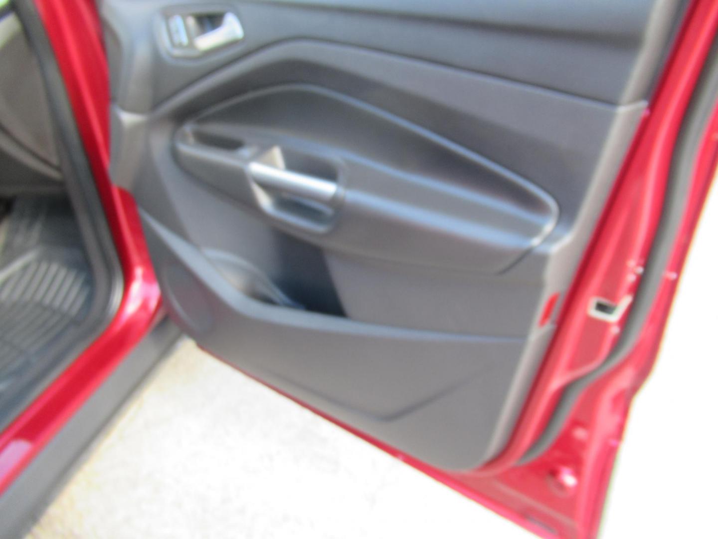 2014 Red /Black Ford Escape Titanium (1FMCU0J98EU) with an 2.0 engine, Automatic transmission, located at 1511 North Shepherd Dr., Houston, TX, 77008, (281) 657-1221, 29.798361, -95.412560 - 2014 FORD ESCAPE TITANIUM VIN: 1FMCU0J98EUA29272 1 F M C U 0 J 9 8 E U A 2 9 2 7 2 4 DOOR WAGON/SPORT UTILITY 2.0L I4 F DOHC 16V GASOLINE FRONT WHEEL DRIVE - Photo#16