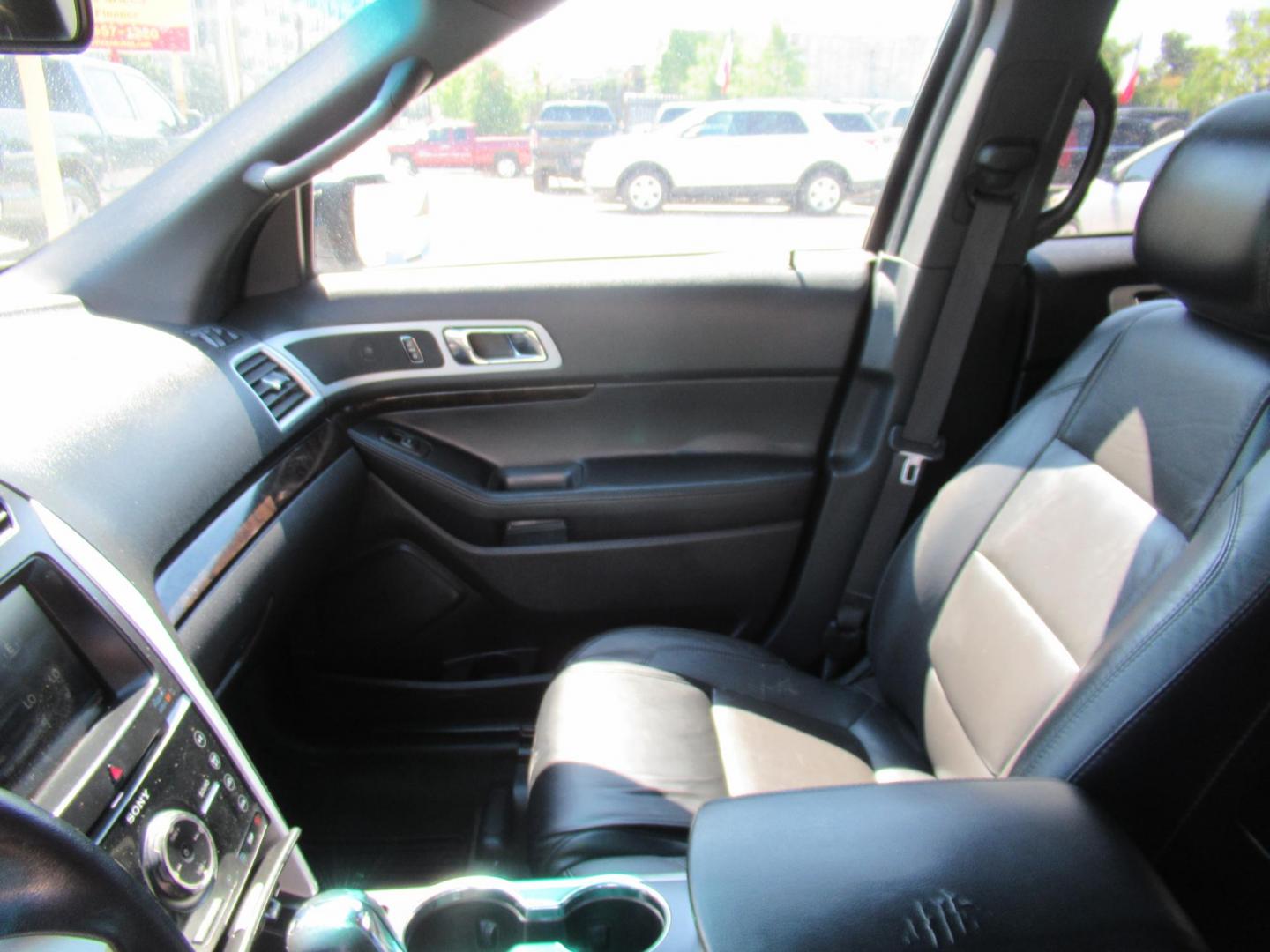 2014 Black /Black Ford Explorer Limited (1FM5K8F84EG) with an 3.5L V6 F DOHC 24V engine, Automatic transmission, located at 1511 North Shepherd Dr., Houston, TX, 77008, (281) 657-1221, 29.798361, -95.412560 - 2014 FORD EXPLORER LIMITED VIN: 1FM5K8F84EGB95753 1 F M 5 K 8 F 8 4 E G B 9 5 7 5 3 4 DOOR WAGON/SPORT UTILITY 3.5L V6 F DOHC 24V GASOLINE FRONT WHEEL DRIVE W/ 4X4 - Photo#4