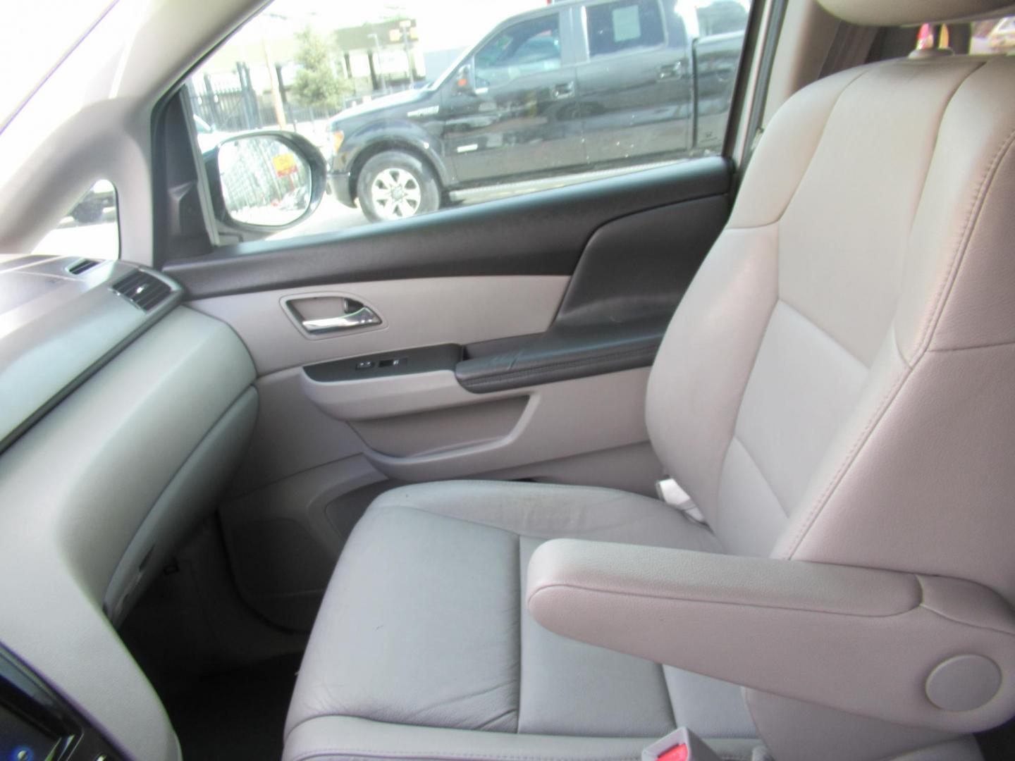 2016 Silver /Gray Honda Odyssey Touring (5FNRL5H96GB) with an 3.5L V6 SOHC 24V engine, Automatic transmission, located at 1511 North Shepherd Dr., Houston, TX, 77008, (281) 657-1221, 29.798361, -95.412560 - 2016 HONDA ODYSSEY TOURING VIN: 5FNRL5H96GB129581 5 F N R L 5 H 9 6 G B 1 2 9 5 8 1 VAN 3.5L V6 F SOHC 24V GASOLINE FRONT WHEEL DRIVE - Photo#1