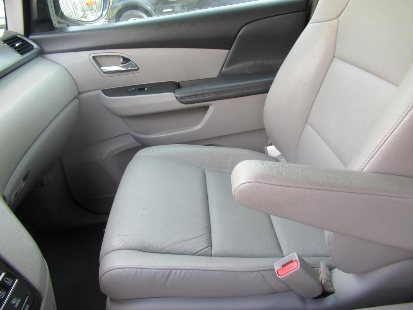 2016 Silver /Gray Honda Odyssey Touring (5FNRL5H96GB) with an 3.5L V6 SOHC 24V engine, Automatic transmission, located at 1511 North Shepherd Dr., Houston, TX, 77008, (281) 657-1221, 29.798361, -95.412560 - 2016 HONDA ODYSSEY TOURING VIN: 5FNRL5H96GB129581 5 F N R L 5 H 9 6 G B 1 2 9 5 8 1 VAN 3.5L V6 F SOHC 24V GASOLINE FRONT WHEEL DRIVE - Photo#5