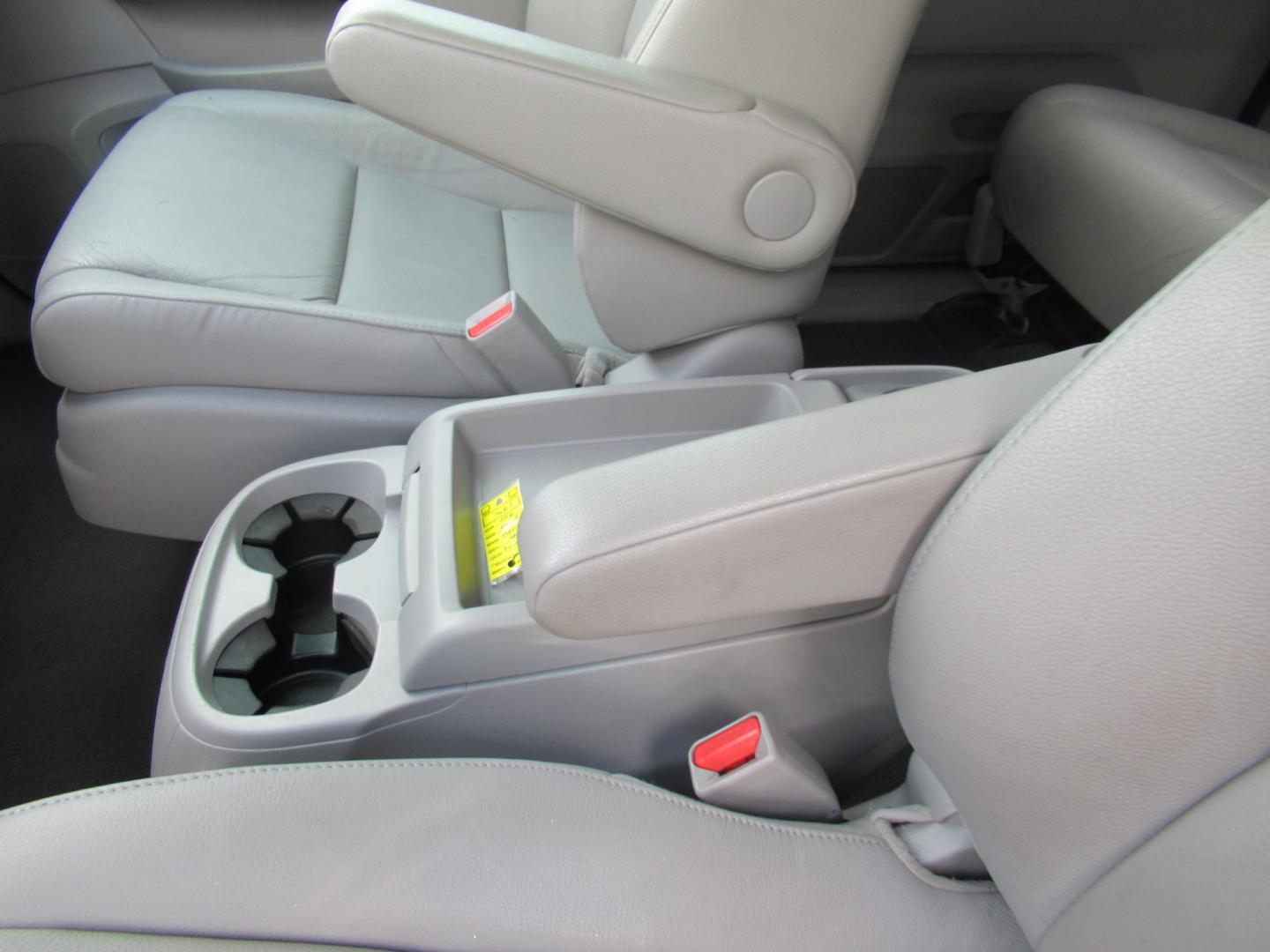 2016 Silver /Gray Honda Odyssey Touring (5FNRL5H96GB) with an 3.5L V6 SOHC 24V engine, Automatic transmission, located at 1511 North Shepherd Dr., Houston, TX, 77008, (281) 657-1221, 29.798361, -95.412560 - 2016 HONDA ODYSSEY TOURING VIN: 5FNRL5H96GB129581 5 F N R L 5 H 9 6 G B 1 2 9 5 8 1 VAN 3.5L V6 F SOHC 24V GASOLINE FRONT WHEEL DRIVE - Photo#6