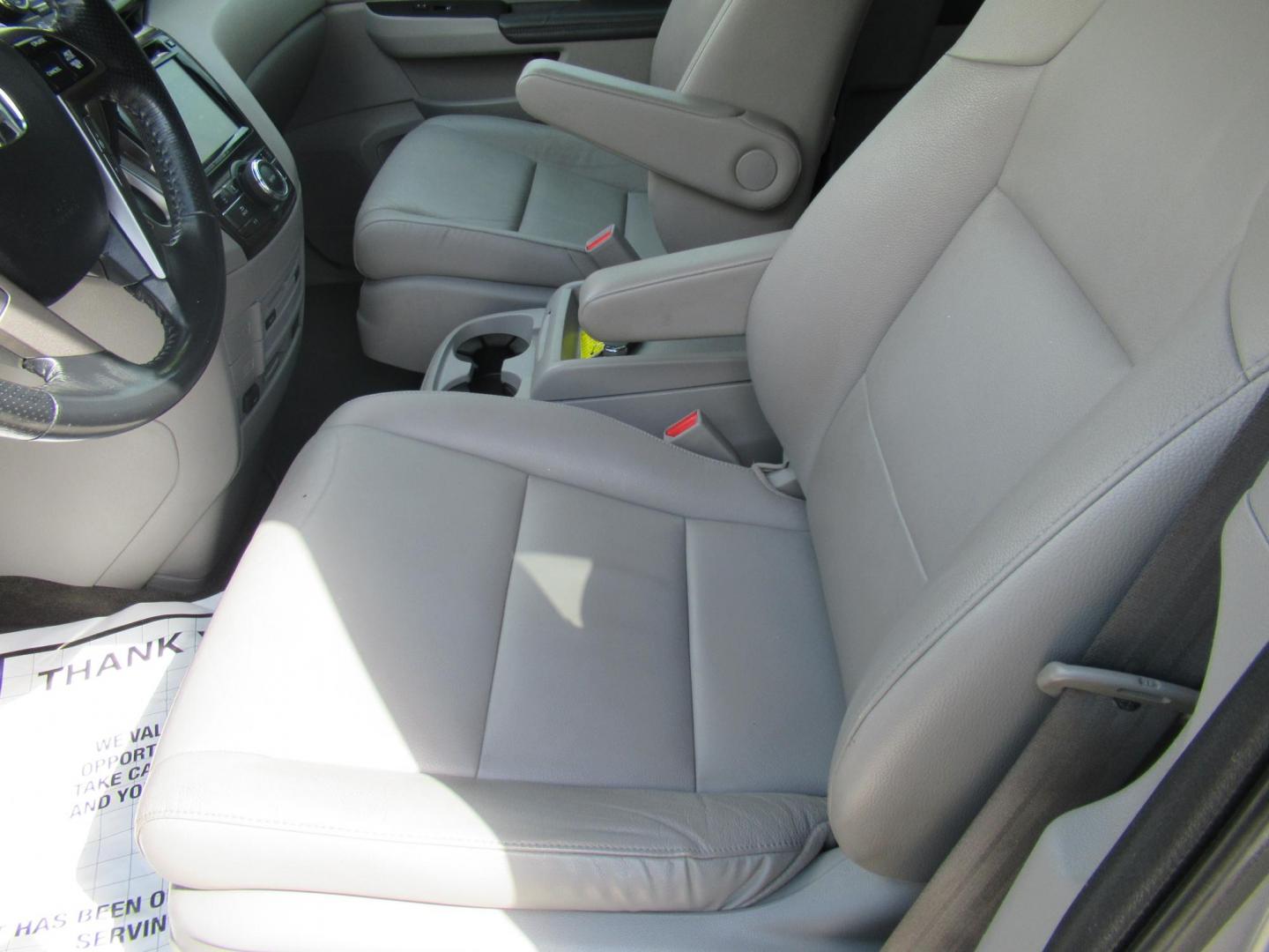 2016 Silver /Gray Honda Odyssey Touring (5FNRL5H96GB) with an 3.5L V6 SOHC 24V engine, Automatic transmission, located at 1511 North Shepherd Dr., Houston, TX, 77008, (281) 657-1221, 29.798361, -95.412560 - 2016 HONDA ODYSSEY TOURING VIN: 5FNRL5H96GB129581 5 F N R L 5 H 9 6 G B 1 2 9 5 8 1 VAN 3.5L V6 F SOHC 24V GASOLINE FRONT WHEEL DRIVE - Photo#9