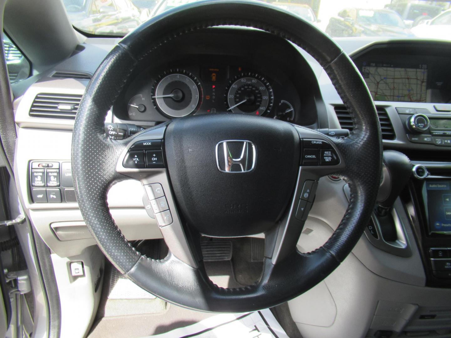 2016 Silver /Gray Honda Odyssey Touring (5FNRL5H96GB) with an 3.5L V6 SOHC 24V engine, Automatic transmission, located at 1511 North Shepherd Dr., Houston, TX, 77008, (281) 657-1221, 29.798361, -95.412560 - 2016 HONDA ODYSSEY TOURING VIN: 5FNRL5H96GB129581 5 F N R L 5 H 9 6 G B 1 2 9 5 8 1 VAN 3.5L V6 F SOHC 24V GASOLINE FRONT WHEEL DRIVE - Photo#8