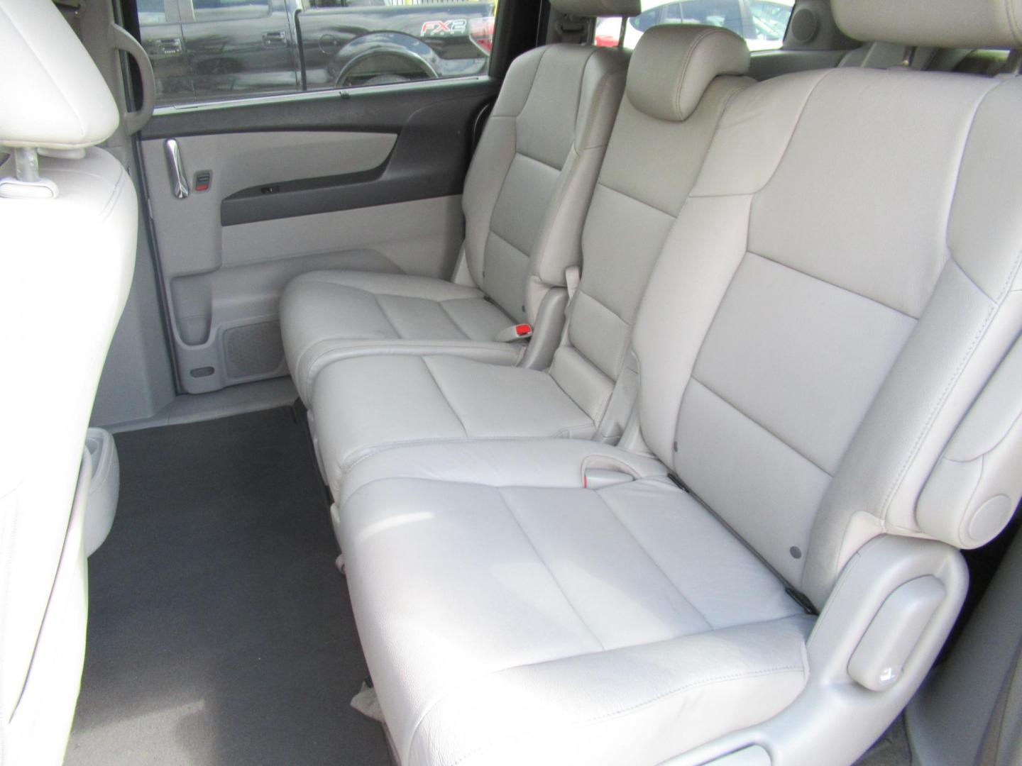 2016 Silver /Gray Honda Odyssey Touring (5FNRL5H96GB) with an 3.5L V6 SOHC 24V engine, Automatic transmission, located at 1511 North Shepherd Dr., Houston, TX, 77008, (281) 657-1221, 29.798361, -95.412560 - 2016 HONDA ODYSSEY TOURING VIN: 5FNRL5H96GB129581 5 F N R L 5 H 9 6 G B 1 2 9 5 8 1 VAN 3.5L V6 F SOHC 24V GASOLINE FRONT WHEEL DRIVE - Photo#11