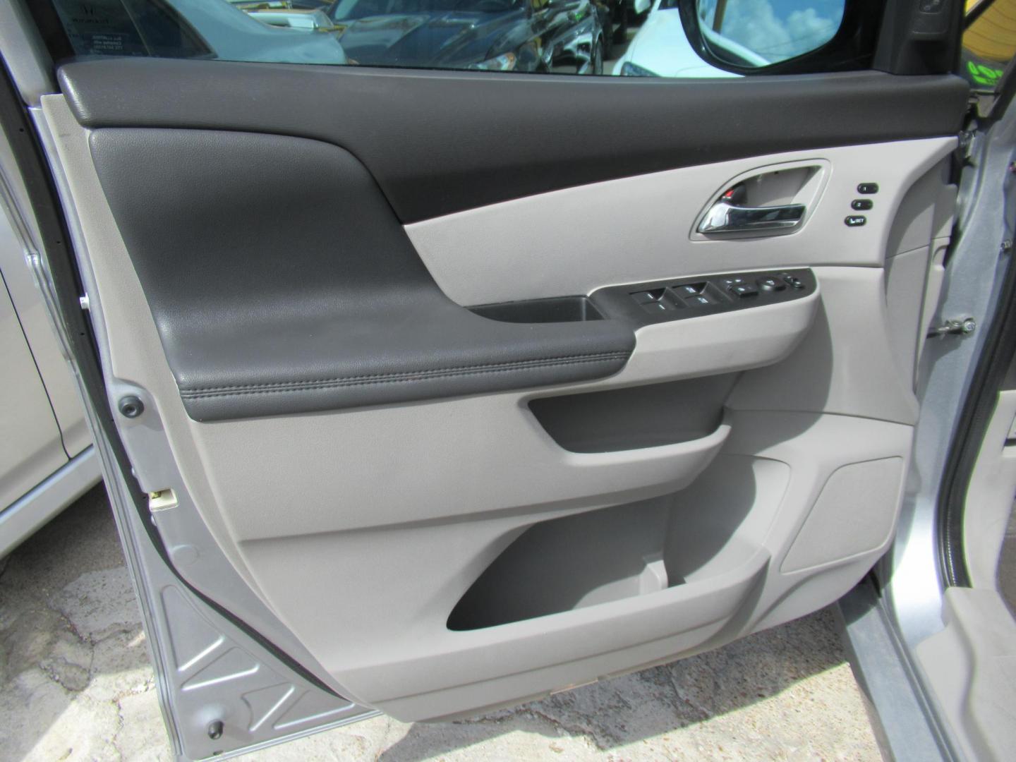 2016 Silver /Gray Honda Odyssey Touring (5FNRL5H96GB) with an 3.5L V6 SOHC 24V engine, Automatic transmission, located at 1511 North Shepherd Dr., Houston, TX, 77008, (281) 657-1221, 29.798361, -95.412560 - 2016 HONDA ODYSSEY TOURING VIN: 5FNRL5H96GB129581 5 F N R L 5 H 9 6 G B 1 2 9 5 8 1 VAN 3.5L V6 F SOHC 24V GASOLINE FRONT WHEEL DRIVE - Photo#10