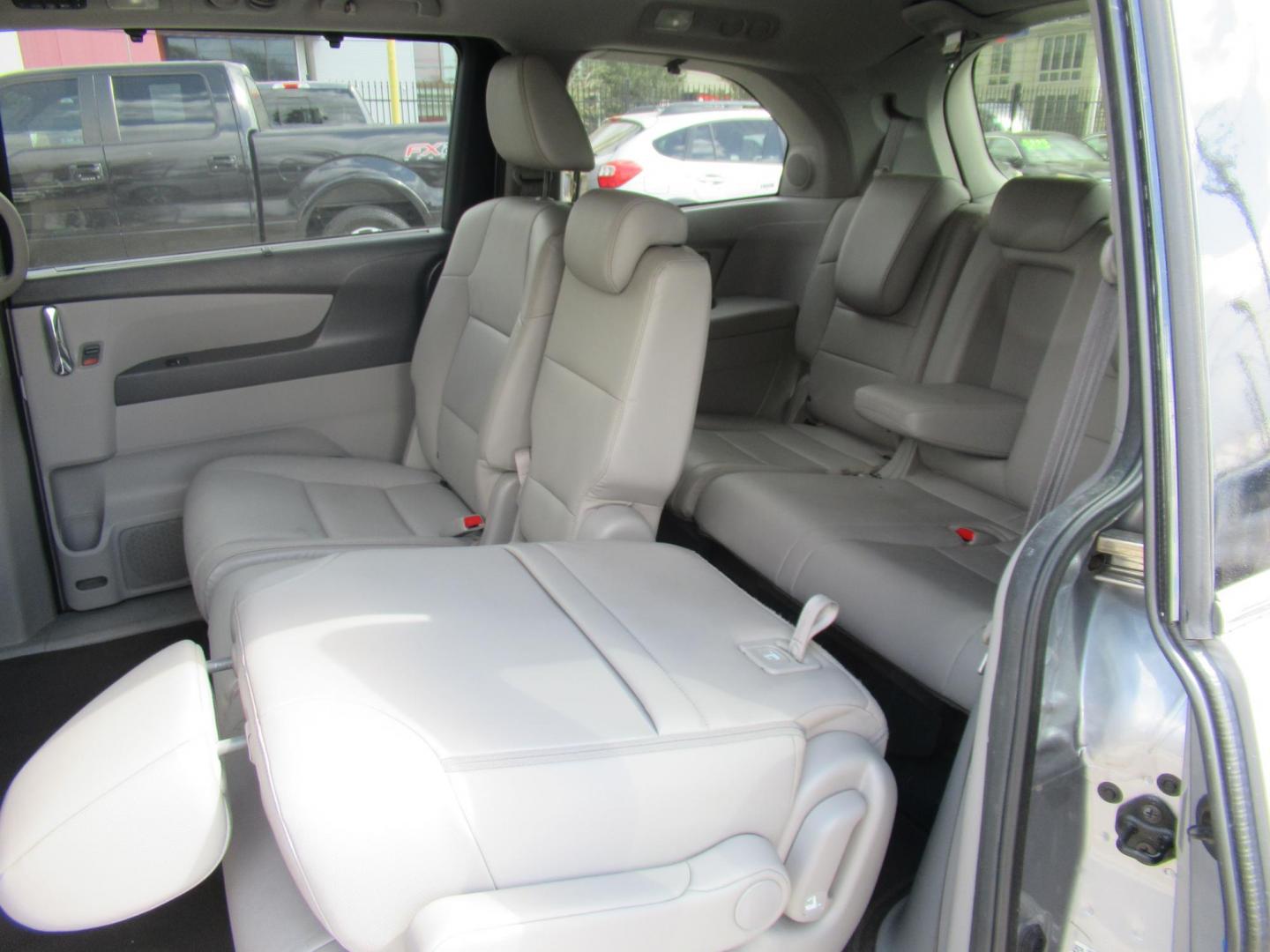 2016 Silver /Gray Honda Odyssey Touring (5FNRL5H96GB) with an 3.5L V6 SOHC 24V engine, Automatic transmission, located at 1511 North Shepherd Dr., Houston, TX, 77008, (281) 657-1221, 29.798361, -95.412560 - 2016 HONDA ODYSSEY TOURING VIN: 5FNRL5H96GB129581 5 F N R L 5 H 9 6 G B 1 2 9 5 8 1 VAN 3.5L V6 F SOHC 24V GASOLINE FRONT WHEEL DRIVE - Photo#13