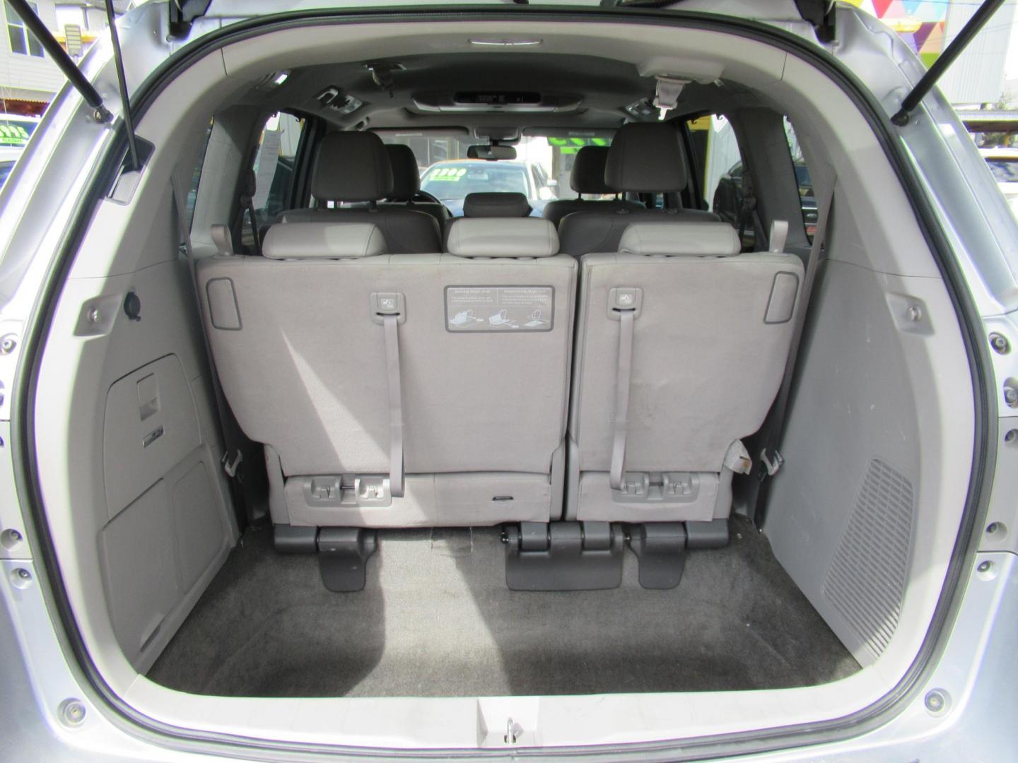 2016 Silver /Gray Honda Odyssey Touring (5FNRL5H96GB) with an 3.5L V6 SOHC 24V engine, Automatic transmission, located at 1511 North Shepherd Dr., Houston, TX, 77008, (281) 657-1221, 29.798361, -95.412560 - 2016 HONDA ODYSSEY TOURING VIN: 5FNRL5H96GB129581 5 F N R L 5 H 9 6 G B 1 2 9 5 8 1 VAN 3.5L V6 F SOHC 24V GASOLINE FRONT WHEEL DRIVE - Photo#14