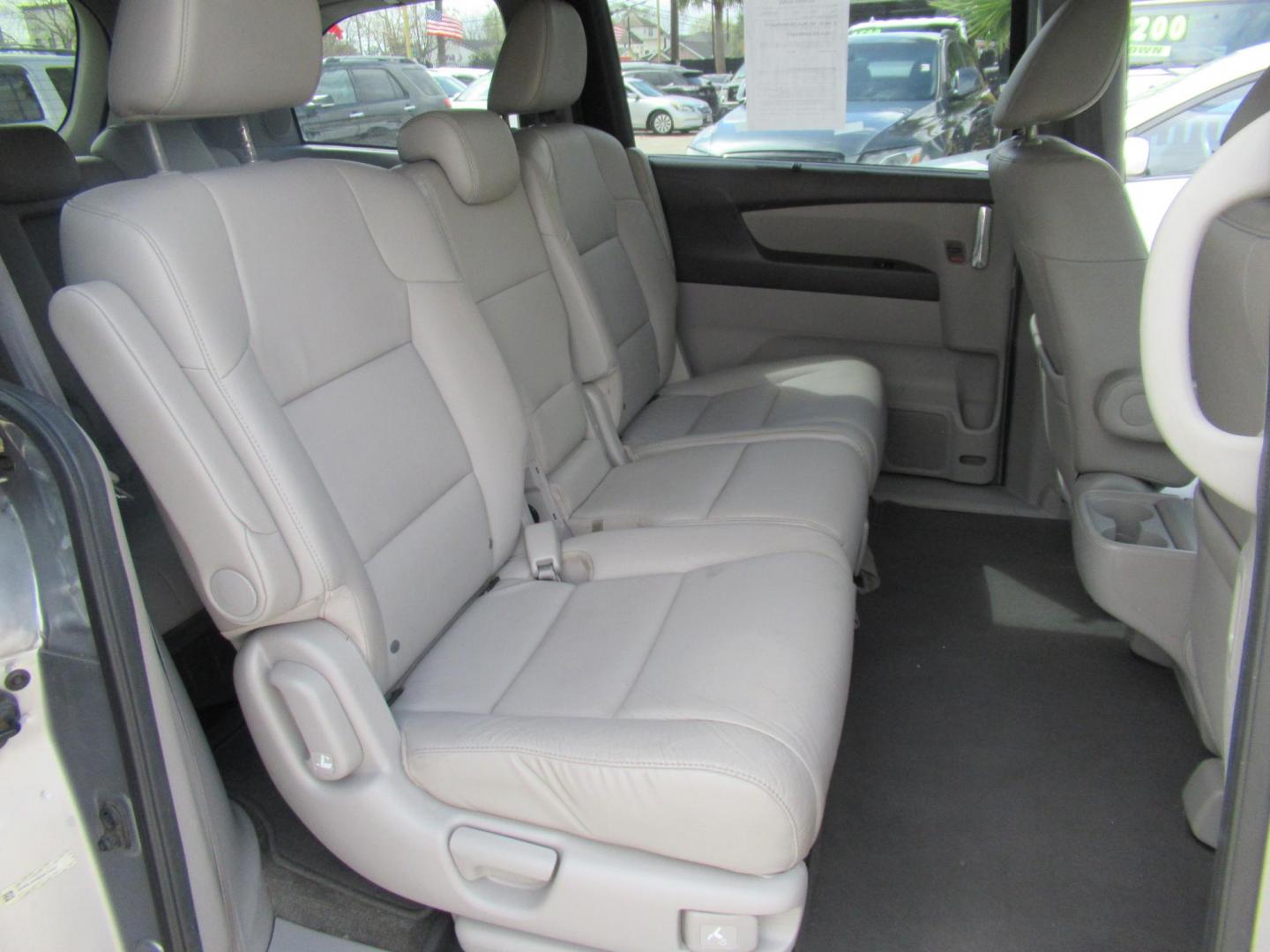 2016 Silver /Gray Honda Odyssey Touring (5FNRL5H96GB) with an 3.5L V6 SOHC 24V engine, Automatic transmission, located at 1511 North Shepherd Dr., Houston, TX, 77008, (281) 657-1221, 29.798361, -95.412560 - 2016 HONDA ODYSSEY TOURING VIN: 5FNRL5H96GB129581 5 F N R L 5 H 9 6 G B 1 2 9 5 8 1 VAN 3.5L V6 F SOHC 24V GASOLINE FRONT WHEEL DRIVE - Photo#15