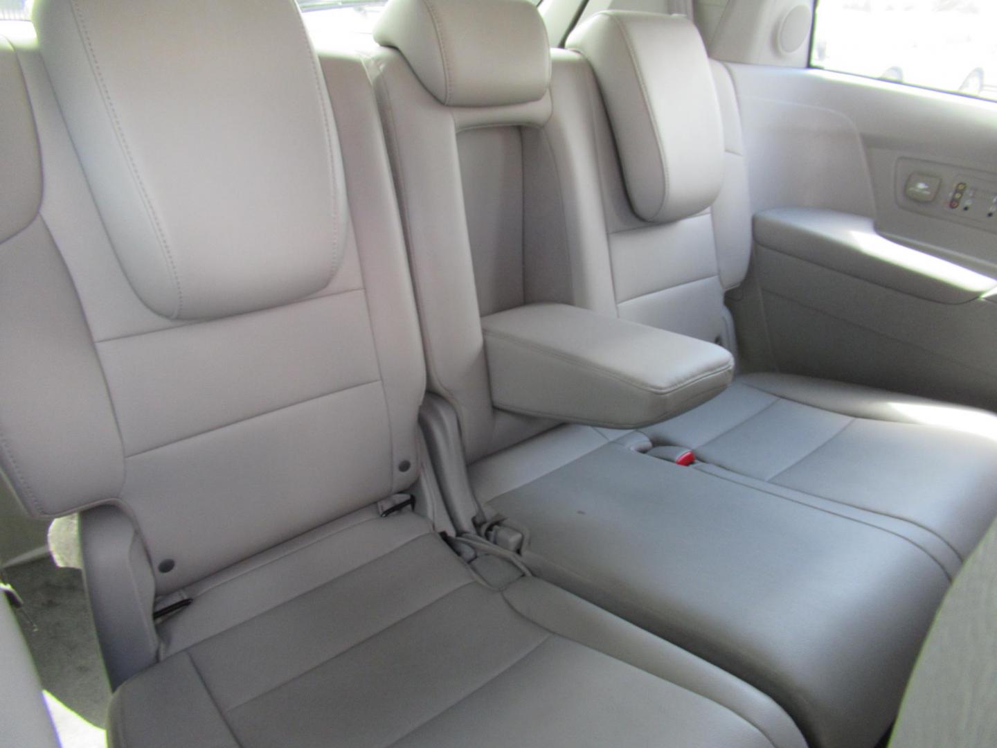 2016 Silver /Gray Honda Odyssey Touring (5FNRL5H96GB) with an 3.5L V6 SOHC 24V engine, Automatic transmission, located at 1511 North Shepherd Dr., Houston, TX, 77008, (281) 657-1221, 29.798361, -95.412560 - 2016 HONDA ODYSSEY TOURING VIN: 5FNRL5H96GB129581 5 F N R L 5 H 9 6 G B 1 2 9 5 8 1 VAN 3.5L V6 F SOHC 24V GASOLINE FRONT WHEEL DRIVE - Photo#16