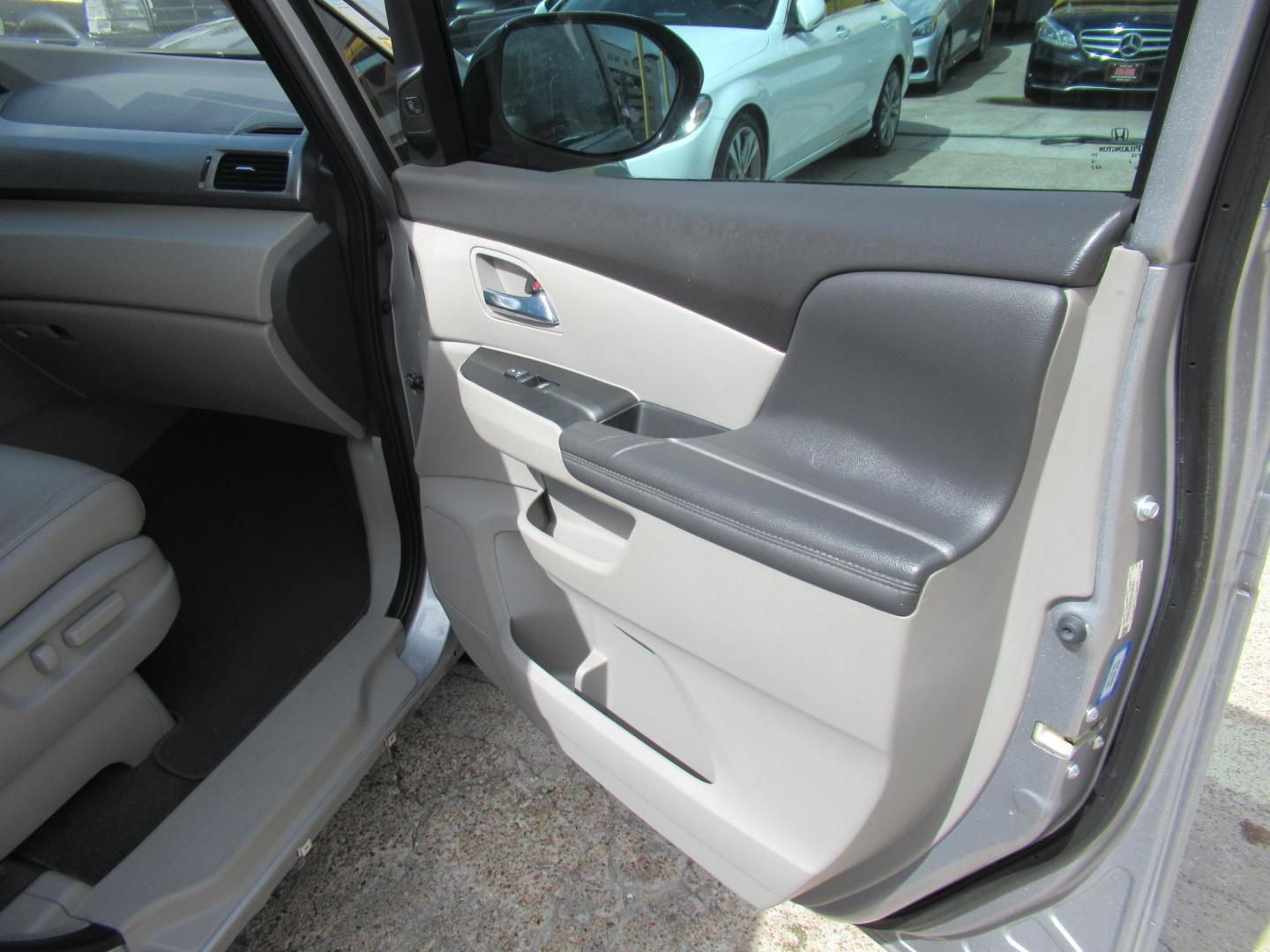 2016 Silver /Gray Honda Odyssey Touring (5FNRL5H96GB) with an 3.5L V6 SOHC 24V engine, Automatic transmission, located at 1511 North Shepherd Dr., Houston, TX, 77008, (281) 657-1221, 29.798361, -95.412560 - 2016 HONDA ODYSSEY TOURING VIN: 5FNRL5H96GB129581 5 F N R L 5 H 9 6 G B 1 2 9 5 8 1 VAN 3.5L V6 F SOHC 24V GASOLINE FRONT WHEEL DRIVE - Photo#18