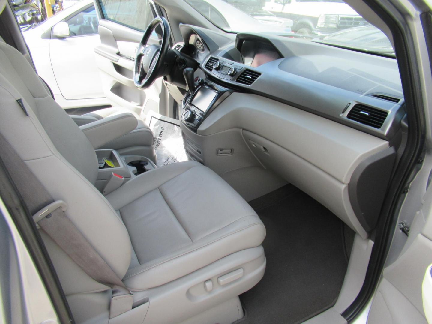 2016 Silver /Gray Honda Odyssey Touring (5FNRL5H96GB) with an 3.5L V6 SOHC 24V engine, Automatic transmission, located at 1511 North Shepherd Dr., Houston, TX, 77008, (281) 657-1221, 29.798361, -95.412560 - 2016 HONDA ODYSSEY TOURING VIN: 5FNRL5H96GB129581 5 F N R L 5 H 9 6 G B 1 2 9 5 8 1 VAN 3.5L V6 F SOHC 24V GASOLINE FRONT WHEEL DRIVE - Photo#17