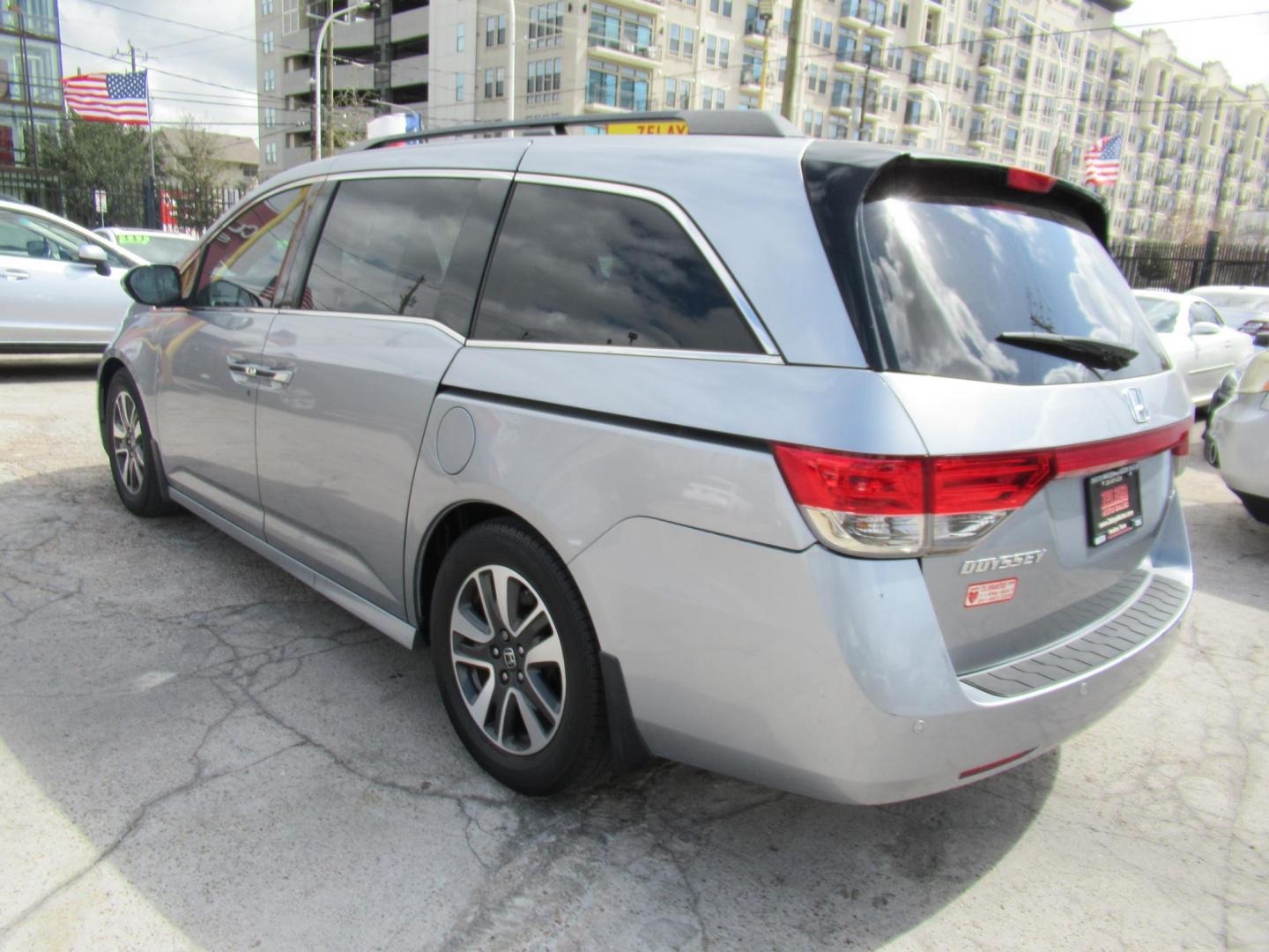 2016 Silver /Gray Honda Odyssey Touring (5FNRL5H96GB) with an 3.5L V6 SOHC 24V engine, Automatic transmission, located at 1511 North Shepherd Dr., Houston, TX, 77008, (281) 657-1221, 29.798361, -95.412560 - 2016 HONDA ODYSSEY TOURING VIN: 5FNRL5H96GB129581 5 F N R L 5 H 9 6 G B 1 2 9 5 8 1 VAN 3.5L V6 F SOHC 24V GASOLINE FRONT WHEEL DRIVE - Photo#20