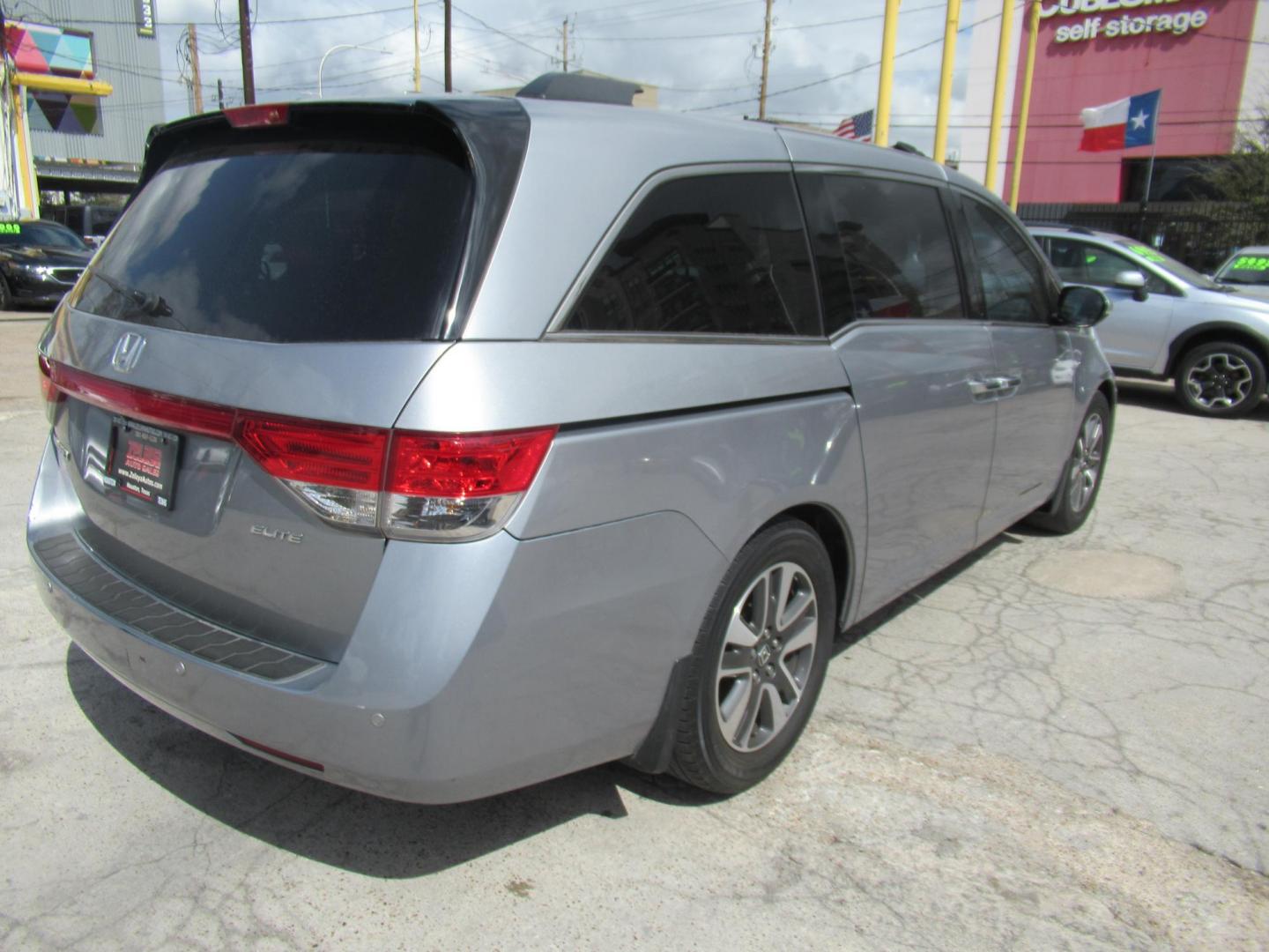 2016 Silver /Gray Honda Odyssey Touring (5FNRL5H96GB) with an 3.5L V6 SOHC 24V engine, Automatic transmission, located at 1511 North Shepherd Dr., Houston, TX, 77008, (281) 657-1221, 29.798361, -95.412560 - 2016 HONDA ODYSSEY TOURING VIN: 5FNRL5H96GB129581 5 F N R L 5 H 9 6 G B 1 2 9 5 8 1 VAN 3.5L V6 F SOHC 24V GASOLINE FRONT WHEEL DRIVE - Photo#22