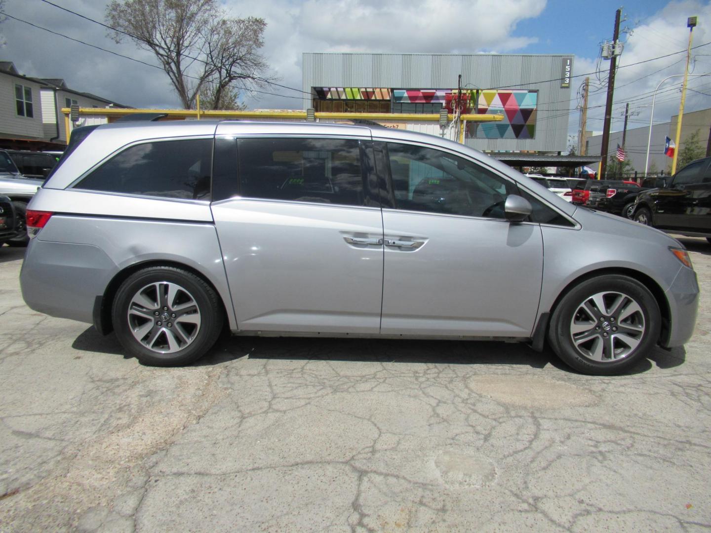 2016 Silver /Gray Honda Odyssey Touring (5FNRL5H96GB) with an 3.5L V6 SOHC 24V engine, Automatic transmission, located at 1511 North Shepherd Dr., Houston, TX, 77008, (281) 657-1221, 29.798361, -95.412560 - 2016 HONDA ODYSSEY TOURING VIN: 5FNRL5H96GB129581 5 F N R L 5 H 9 6 G B 1 2 9 5 8 1 VAN 3.5L V6 F SOHC 24V GASOLINE FRONT WHEEL DRIVE - Photo#23
