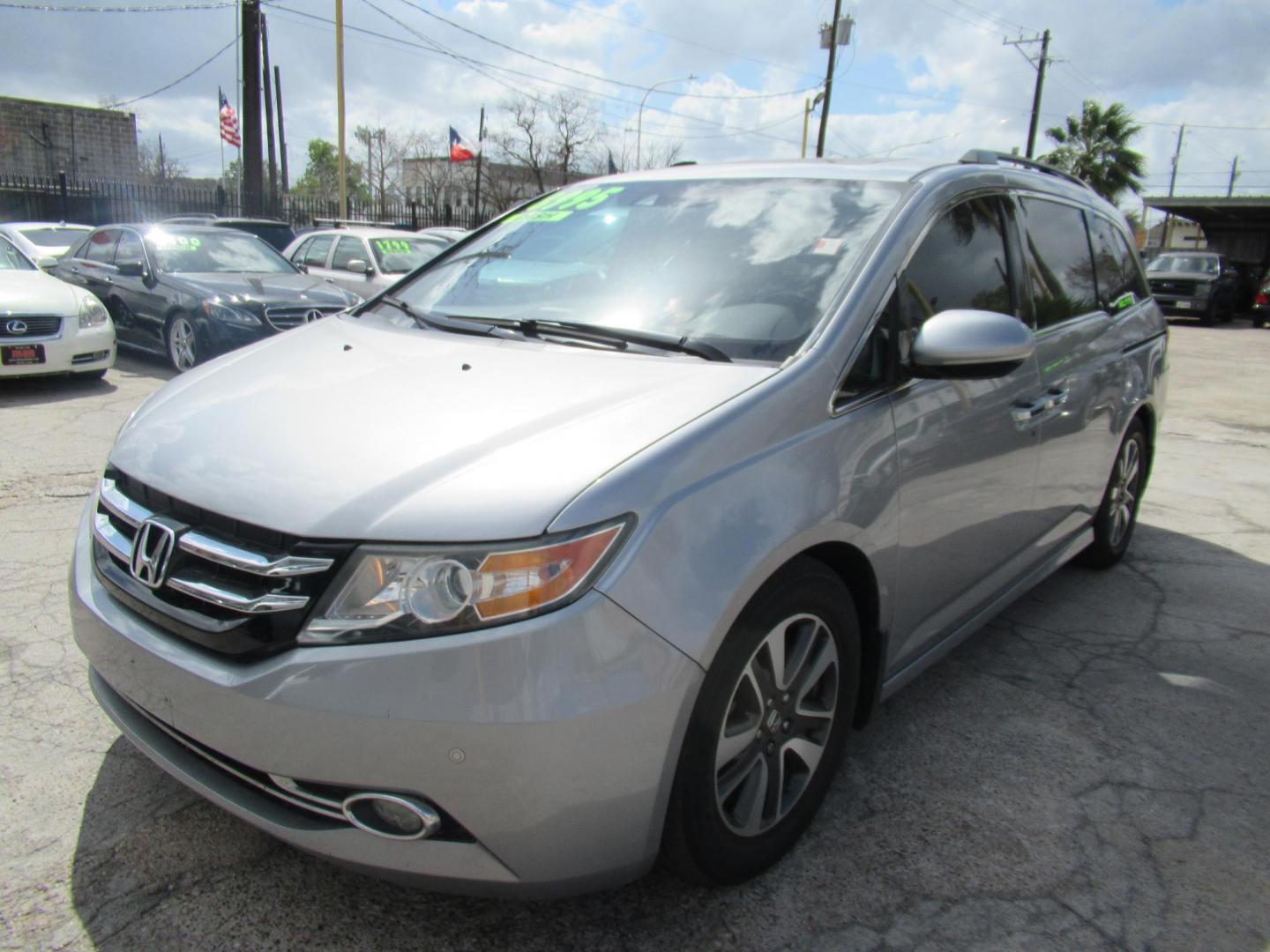 2016 Silver /Gray Honda Odyssey Touring (5FNRL5H96GB) with an 3.5L V6 SOHC 24V engine, Automatic transmission, located at 1511 North Shepherd Dr., Houston, TX, 77008, (281) 657-1221, 29.798361, -95.412560 - 2016 HONDA ODYSSEY TOURING VIN: 5FNRL5H96GB129581 5 F N R L 5 H 9 6 G B 1 2 9 5 8 1 VAN 3.5L V6 F SOHC 24V GASOLINE FRONT WHEEL DRIVE - Photo#25