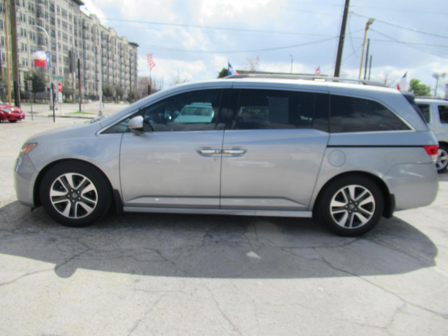 2016 Silver /Gray Honda Odyssey Touring (5FNRL5H96GB) with an 3.5L V6 SOHC 24V engine, Automatic transmission, located at 1511 North Shepherd Dr., Houston, TX, 77008, (281) 657-1221, 29.798361, -95.412560 - 2016 HONDA ODYSSEY TOURING VIN: 5FNRL5H96GB129581 5 F N R L 5 H 9 6 G B 1 2 9 5 8 1 VAN 3.5L V6 F SOHC 24V GASOLINE FRONT WHEEL DRIVE - Photo#26