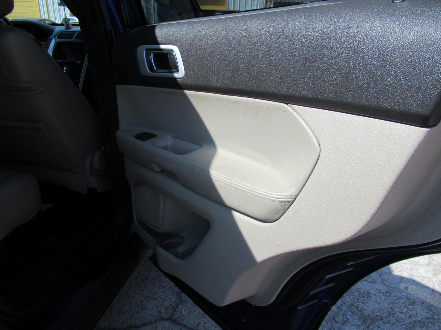 2013 Blue /Tan Ford Explorer XLT (1FM5K7D91DG) with an 2.0L I4 F DOHC 16V engine, Automatic transmission, located at 1511 North Shepherd Dr., Houston, TX, 77008, (281) 657-1221, 29.798361, -95.412560 - 2013 FORD EXPLORER XLT VIN: 1FM5K7D91DGA50027 1 F M 5 K 7 D 9 1 D G A 5 0 0 2 7 4 DOOR WAGON/SPORT UTILITY 2.0L I4 F DOHC 16V GASOLINE FRONT WHEEL DRIVE - Photo#7