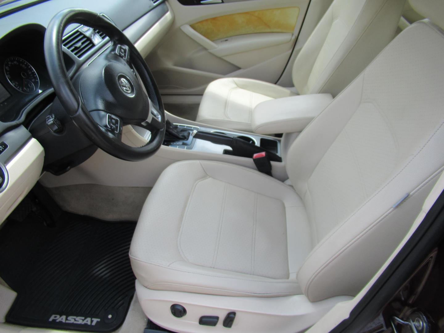2014 MAROON /Tan Volkswagen Passat 2.5L SE PZEV (1VWBP7A37EC) with an 2.5L I5 F DOHC 20V engine, Automatic transmission, located at 1511 North Shepherd Dr., Houston, TX, 77008, (281) 657-1221, 29.798361, -95.412560 - 2014 VOLKSWAGEN PASSAT 2.5L SE PZEV VIN: 1VWBP7A37EC014695 1 V W B P 7 A 3 7 E C 0 1 4 6 9 5 SEDAN 4 DR 2.5L I5 F DOHC 20V GASOLINE FRONT WHEEL DRIVE - Photo#1