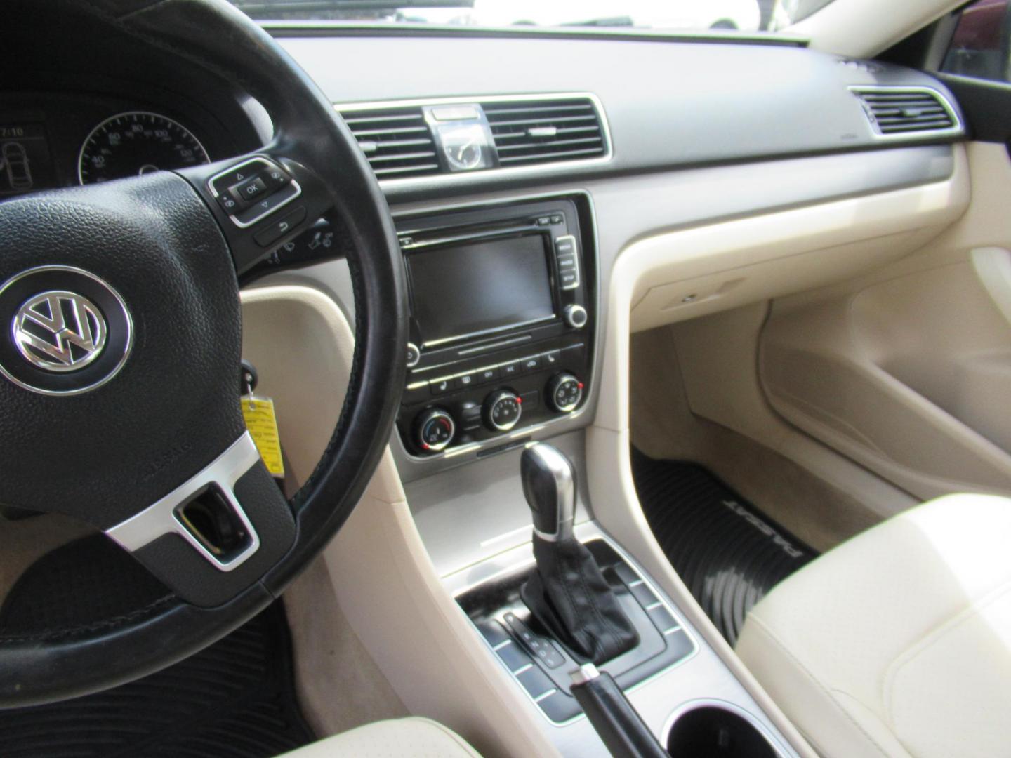 2014 MAROON /Tan Volkswagen Passat 2.5L SE PZEV (1VWBP7A37EC) with an 2.5L I5 F DOHC 20V engine, Automatic transmission, located at 1511 North Shepherd Dr., Houston, TX, 77008, (281) 657-1221, 29.798361, -95.412560 - 2014 VOLKSWAGEN PASSAT 2.5L SE PZEV VIN: 1VWBP7A37EC014695 1 V W B P 7 A 3 7 E C 0 1 4 6 9 5 SEDAN 4 DR 2.5L I5 F DOHC 20V GASOLINE FRONT WHEEL DRIVE - Photo#3