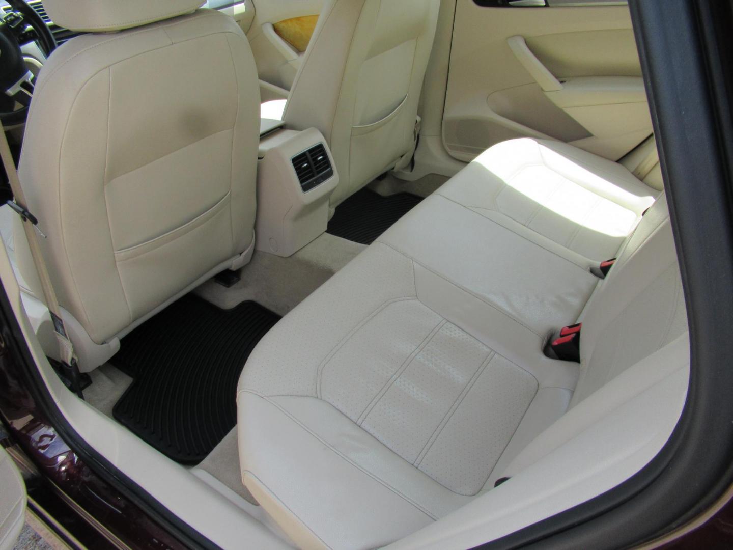 2014 MAROON /Tan Volkswagen Passat 2.5L SE PZEV (1VWBP7A37EC) with an 2.5L I5 F DOHC 20V engine, Automatic transmission, located at 1511 North Shepherd Dr., Houston, TX, 77008, (281) 657-1221, 29.798361, -95.412560 - 2014 VOLKSWAGEN PASSAT 2.5L SE PZEV VIN: 1VWBP7A37EC014695 1 V W B P 7 A 3 7 E C 0 1 4 6 9 5 SEDAN 4 DR 2.5L I5 F DOHC 20V GASOLINE FRONT WHEEL DRIVE - Photo#6