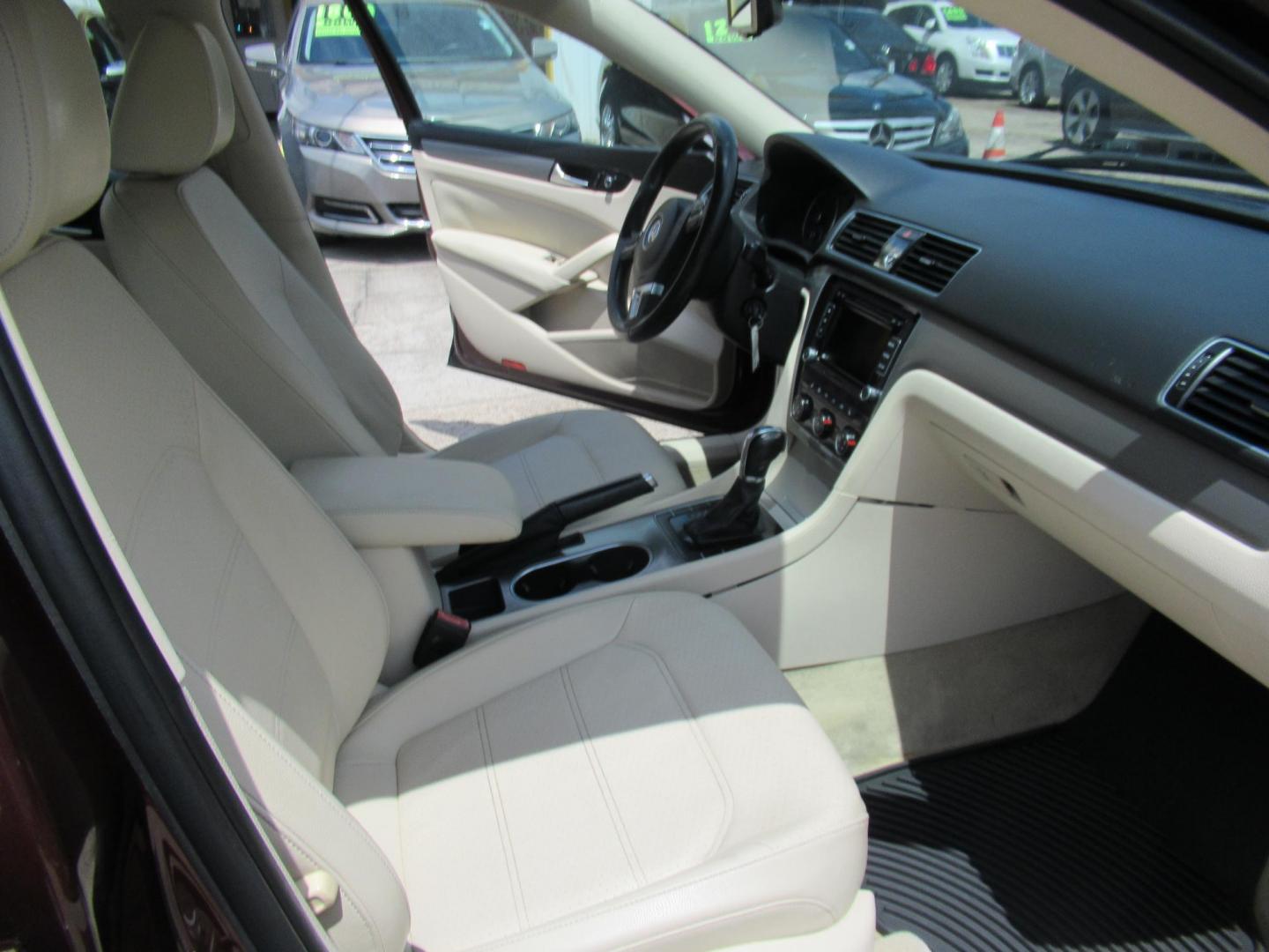 2014 MAROON /Tan Volkswagen Passat 2.5L SE PZEV (1VWBP7A37EC) with an 2.5L I5 F DOHC 20V engine, Automatic transmission, located at 1511 North Shepherd Dr., Houston, TX, 77008, (281) 657-1221, 29.798361, -95.412560 - 2014 VOLKSWAGEN PASSAT 2.5L SE PZEV VIN: 1VWBP7A37EC014695 1 V W B P 7 A 3 7 E C 0 1 4 6 9 5 SEDAN 4 DR 2.5L I5 F DOHC 20V GASOLINE FRONT WHEEL DRIVE - Photo#9
