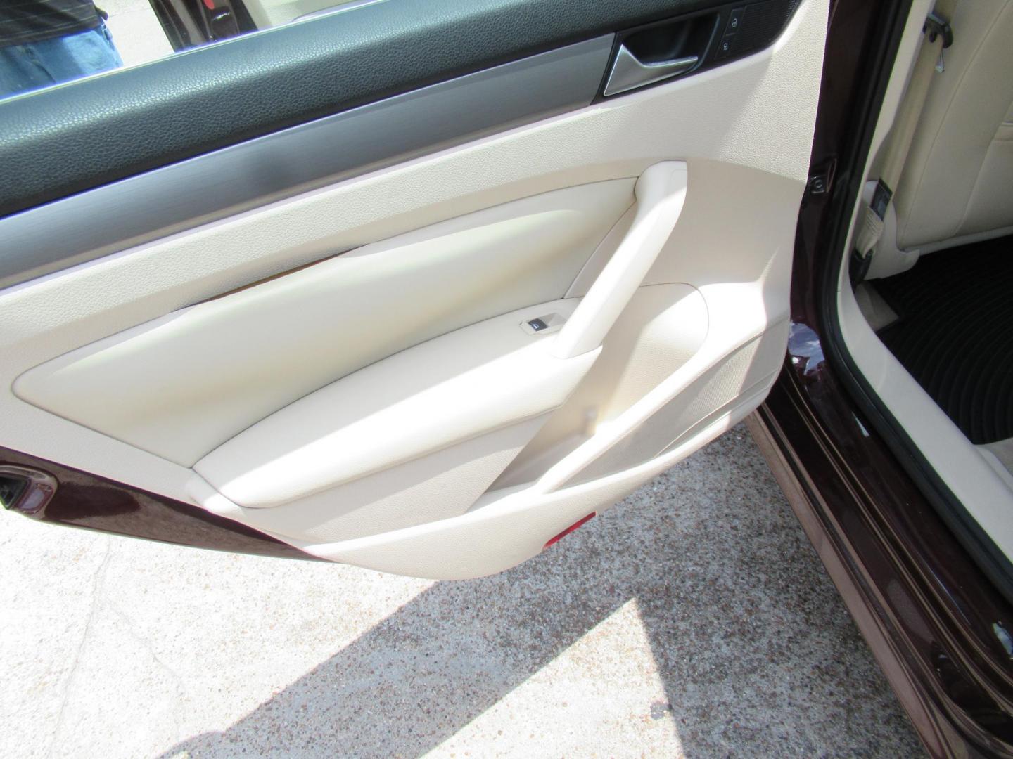 2014 MAROON /Tan Volkswagen Passat 2.5L SE PZEV (1VWBP7A37EC) with an 2.5L I5 F DOHC 20V engine, Automatic transmission, located at 1511 North Shepherd Dr., Houston, TX, 77008, (281) 657-1221, 29.798361, -95.412560 - 2014 VOLKSWAGEN PASSAT 2.5L SE PZEV VIN: 1VWBP7A37EC014695 1 V W B P 7 A 3 7 E C 0 1 4 6 9 5 SEDAN 4 DR 2.5L I5 F DOHC 20V GASOLINE FRONT WHEEL DRIVE - Photo#7