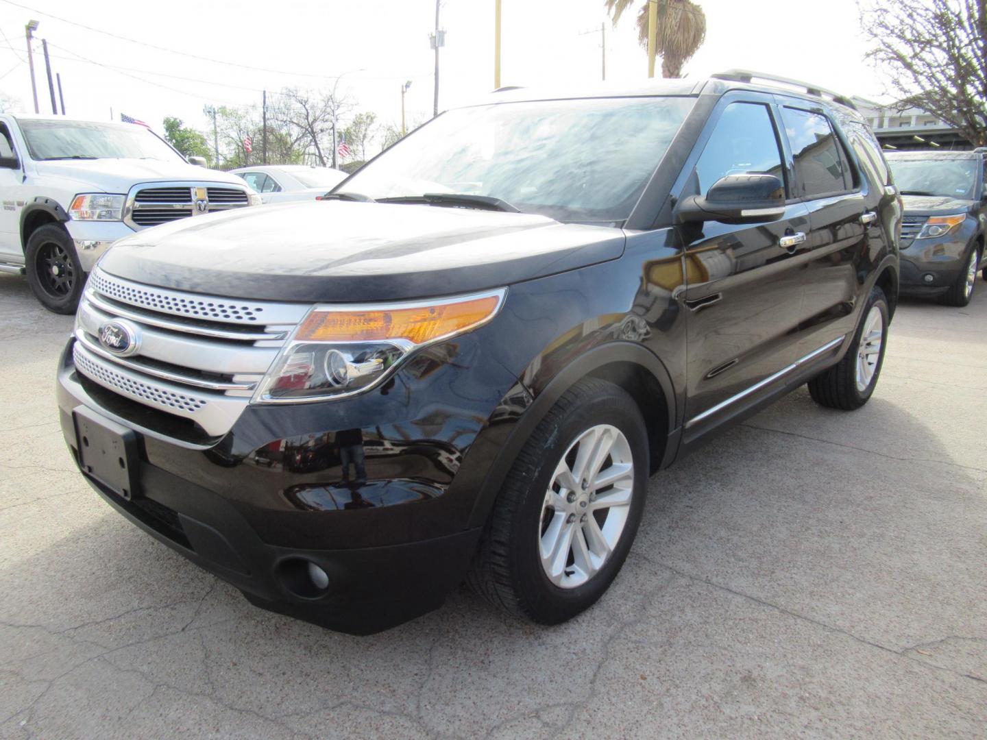 2014 Black /Tan Ford Explorer EXPLORER XLT (1FM5K7D88EG) with an 3.5L V6 F DOHC 24V engine, Automatic transmission, located at 1511 North Shepherd Dr., Houston, TX, 77008, (281) 657-1221, 29.798361, -95.412560 - 2014 FORD EXPLORER XLT VIN: 1FM5K7D88EGA37316 1 F M 5 K 7 D 8 8 E G A 3 7 3 1 6 4 DOOR WAGON/SPORT UTILITY 3.5L V6 F DOHC 24V GASOLINE FRONT WHEEL DRIVE - Photo#21