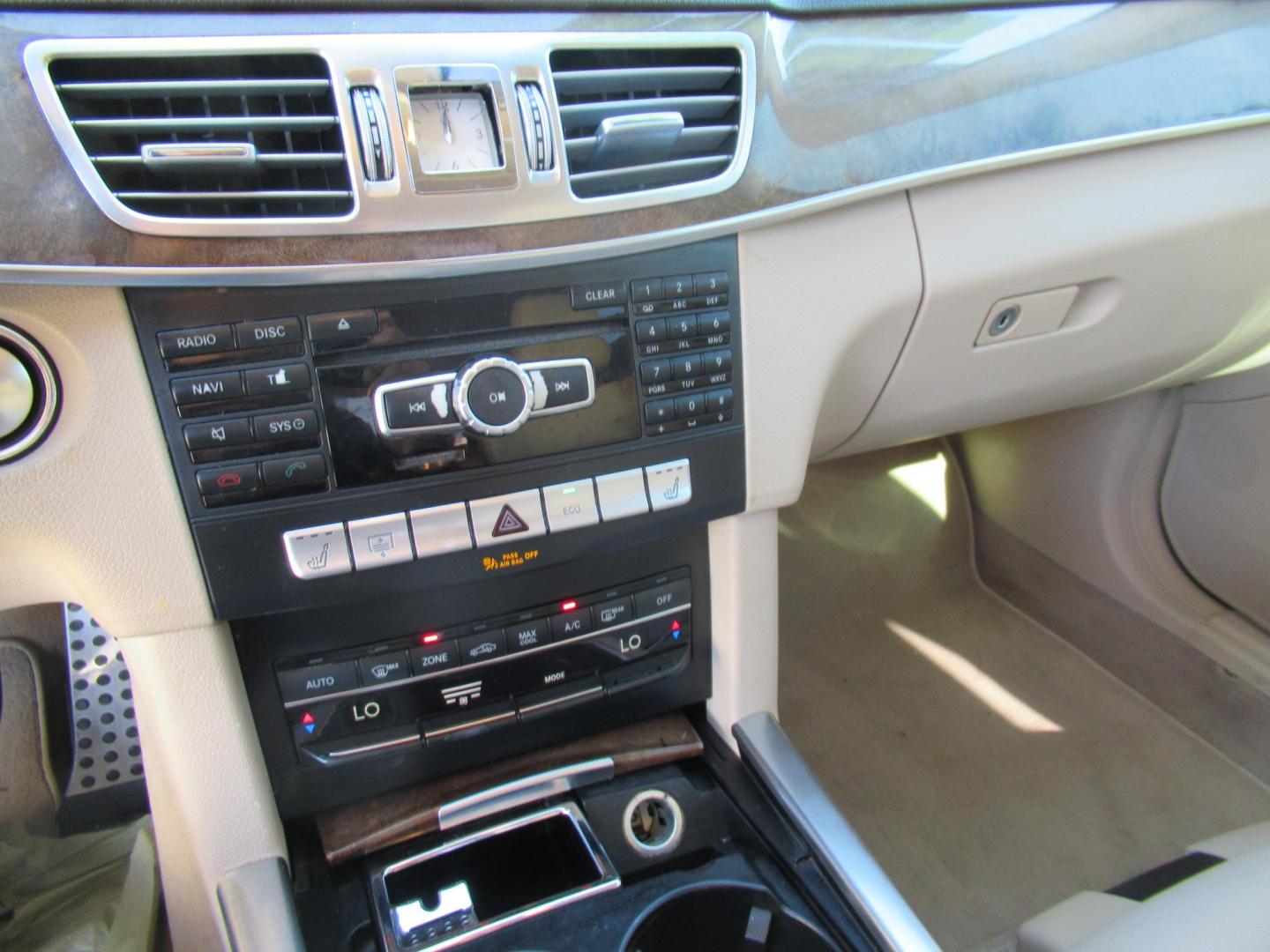 2015 White /Tan Mercedes-Benz E-Class E 350 (WDDHF5KB1FB) with an 3.5L V6 F DOHC 24V engine, Automatic transmission, located at 1511 North Shepherd Dr., Houston, TX, 77008, (281) 657-1221, 29.798361, -95.412560 - 2015 MERCEDES-BENZ E-CLASS E 350 VIN: WDDHF5KB1FB158704 W D D H F 5 K B 1 F B 1 5 8 7 0 4 SEDAN 4 DR 3.5L V6 F DOHC 24V GASOLINE REAR WHEEL DRIVE - Photo#3