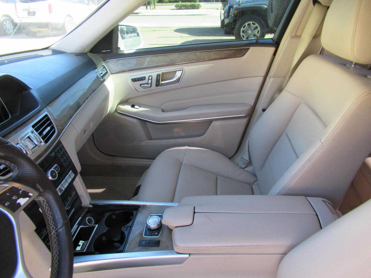 2015 White /Tan Mercedes-Benz E-Class E 350 (WDDHF5KB1FB) with an 3.5L V6 F DOHC 24V engine, Automatic transmission, located at 1511 North Shepherd Dr., Houston, TX, 77008, (281) 657-1221, 29.798361, -95.412560 - 2015 MERCEDES-BENZ E-CLASS E 350 VIN: WDDHF5KB1FB158704 W D D H F 5 K B 1 F B 1 5 8 7 0 4 SEDAN 4 DR 3.5L V6 F DOHC 24V GASOLINE REAR WHEEL DRIVE - Photo#4