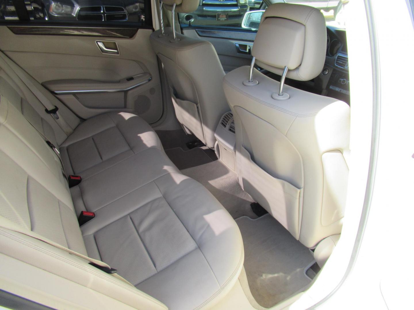 2015 White /Tan Mercedes-Benz E-Class E 350 (WDDHF5KB1FB) with an 3.5L V6 F DOHC 24V engine, Automatic transmission, located at 1511 North Shepherd Dr., Houston, TX, 77008, (281) 657-1221, 29.798361, -95.412560 - 2015 MERCEDES-BENZ E-CLASS E 350 VIN: WDDHF5KB1FB158704 W D D H F 5 K B 1 F B 1 5 8 7 0 4 SEDAN 4 DR 3.5L V6 F DOHC 24V GASOLINE REAR WHEEL DRIVE - Photo#9