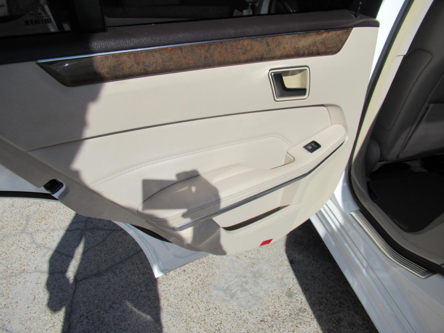 2015 White /Tan Mercedes-Benz E-Class E 350 (WDDHF5KB1FB) with an 3.5L V6 F DOHC 24V engine, Automatic transmission, located at 1511 North Shepherd Dr., Houston, TX, 77008, (281) 657-1221, 29.798361, -95.412560 - 2015 MERCEDES-BENZ E-CLASS E 350 VIN: WDDHF5KB1FB158704 W D D H F 5 K B 1 F B 1 5 8 7 0 4 SEDAN 4 DR 3.5L V6 F DOHC 24V GASOLINE REAR WHEEL DRIVE - Photo#7