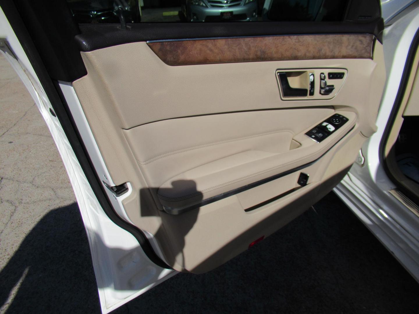 2015 White /Tan Mercedes-Benz E-Class E 350 (WDDHF5KB1FB) with an 3.5L V6 F DOHC 24V engine, Automatic transmission, located at 1511 North Shepherd Dr., Houston, TX, 77008, (281) 657-1221, 29.798361, -95.412560 - 2015 MERCEDES-BENZ E-CLASS E 350 VIN: WDDHF5KB1FB158704 W D D H F 5 K B 1 F B 1 5 8 7 0 4 SEDAN 4 DR 3.5L V6 F DOHC 24V GASOLINE REAR WHEEL DRIVE - Photo#8