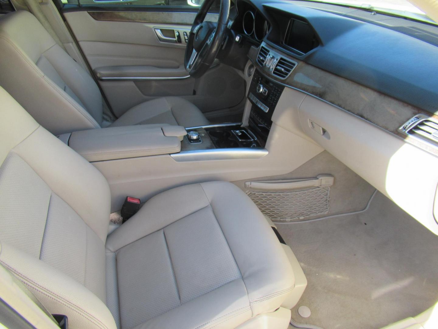 2015 White /Tan Mercedes-Benz E-Class E 350 (WDDHF5KB1FB) with an 3.5L V6 F DOHC 24V engine, Automatic transmission, located at 1511 North Shepherd Dr., Houston, TX, 77008, (281) 657-1221, 29.798361, -95.412560 - 2015 MERCEDES-BENZ E-CLASS E 350 VIN: WDDHF5KB1FB158704 W D D H F 5 K B 1 F B 1 5 8 7 0 4 SEDAN 4 DR 3.5L V6 F DOHC 24V GASOLINE REAR WHEEL DRIVE - Photo#11