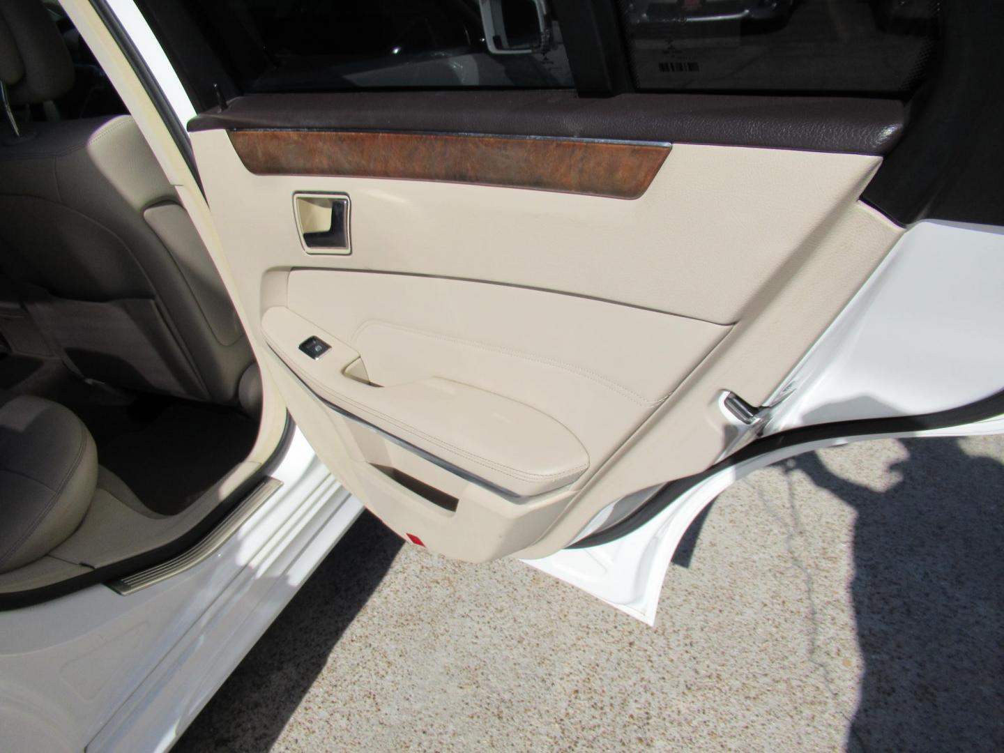 2015 White /Tan Mercedes-Benz E-Class E 350 (WDDHF5KB1FB) with an 3.5L V6 F DOHC 24V engine, Automatic transmission, located at 1511 North Shepherd Dr., Houston, TX, 77008, (281) 657-1221, 29.798361, -95.412560 - 2015 MERCEDES-BENZ E-CLASS E 350 VIN: WDDHF5KB1FB158704 W D D H F 5 K B 1 F B 1 5 8 7 0 4 SEDAN 4 DR 3.5L V6 F DOHC 24V GASOLINE REAR WHEEL DRIVE - Photo#10
