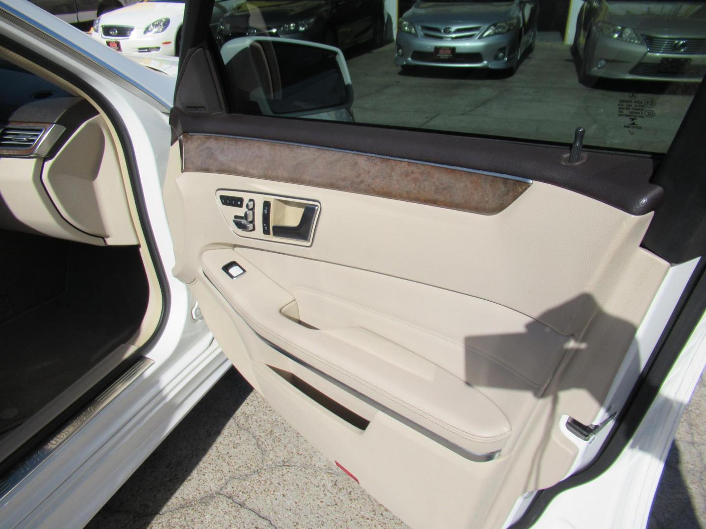 2015 White /Tan Mercedes-Benz E-Class E 350 (WDDHF5KB1FB) with an 3.5L V6 F DOHC 24V engine, Automatic transmission, located at 1511 North Shepherd Dr., Houston, TX, 77008, (281) 657-1221, 29.798361, -95.412560 - 2015 MERCEDES-BENZ E-CLASS E 350 VIN: WDDHF5KB1FB158704 W D D H F 5 K B 1 F B 1 5 8 7 0 4 SEDAN 4 DR 3.5L V6 F DOHC 24V GASOLINE REAR WHEEL DRIVE - Photo#12