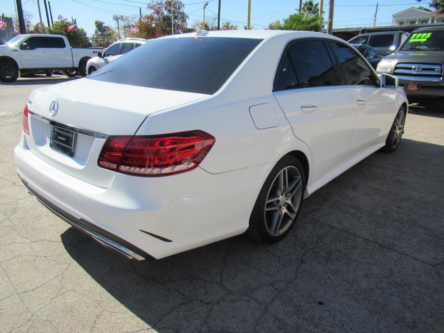2015 White /Tan Mercedes-Benz E-Class E 350 (WDDHF5KB1FB) with an 3.5L V6 F DOHC 24V engine, Automatic transmission, located at 1511 North Shepherd Dr., Houston, TX, 77008, (281) 657-1221, 29.798361, -95.412560 - 2015 MERCEDES-BENZ E-CLASS E 350 VIN: WDDHF5KB1FB158704 W D D H F 5 K B 1 F B 1 5 8 7 0 4 SEDAN 4 DR 3.5L V6 F DOHC 24V GASOLINE REAR WHEEL DRIVE - Photo#15
