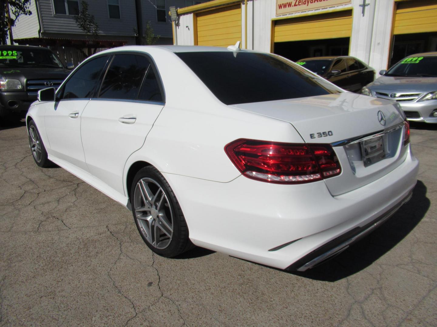 2015 White /Tan Mercedes-Benz E-Class E 350 (WDDHF5KB1FB) with an 3.5L V6 F DOHC 24V engine, Automatic transmission, located at 1511 North Shepherd Dr., Houston, TX, 77008, (281) 657-1221, 29.798361, -95.412560 - 2015 MERCEDES-BENZ E-CLASS E 350 VIN: WDDHF5KB1FB158704 W D D H F 5 K B 1 F B 1 5 8 7 0 4 SEDAN 4 DR 3.5L V6 F DOHC 24V GASOLINE REAR WHEEL DRIVE - Photo#13