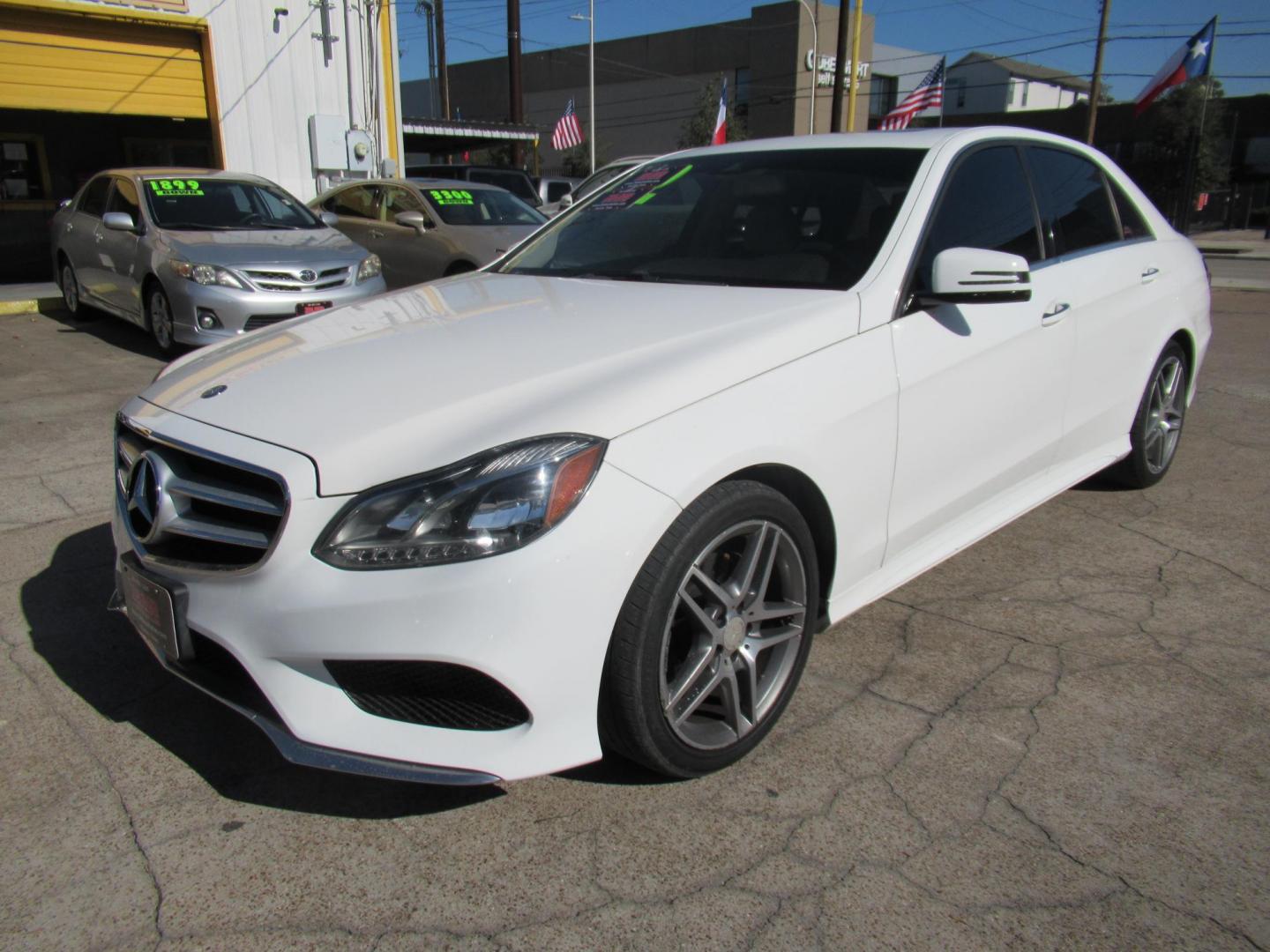 2015 White /Tan Mercedes-Benz E-Class E 350 (WDDHF5KB1FB) with an 3.5L V6 F DOHC 24V engine, Automatic transmission, located at 1511 North Shepherd Dr., Houston, TX, 77008, (281) 657-1221, 29.798361, -95.412560 - 2015 MERCEDES-BENZ E-CLASS E 350 VIN: WDDHF5KB1FB158704 W D D H F 5 K B 1 F B 1 5 8 7 0 4 SEDAN 4 DR 3.5L V6 F DOHC 24V GASOLINE REAR WHEEL DRIVE - Photo#18