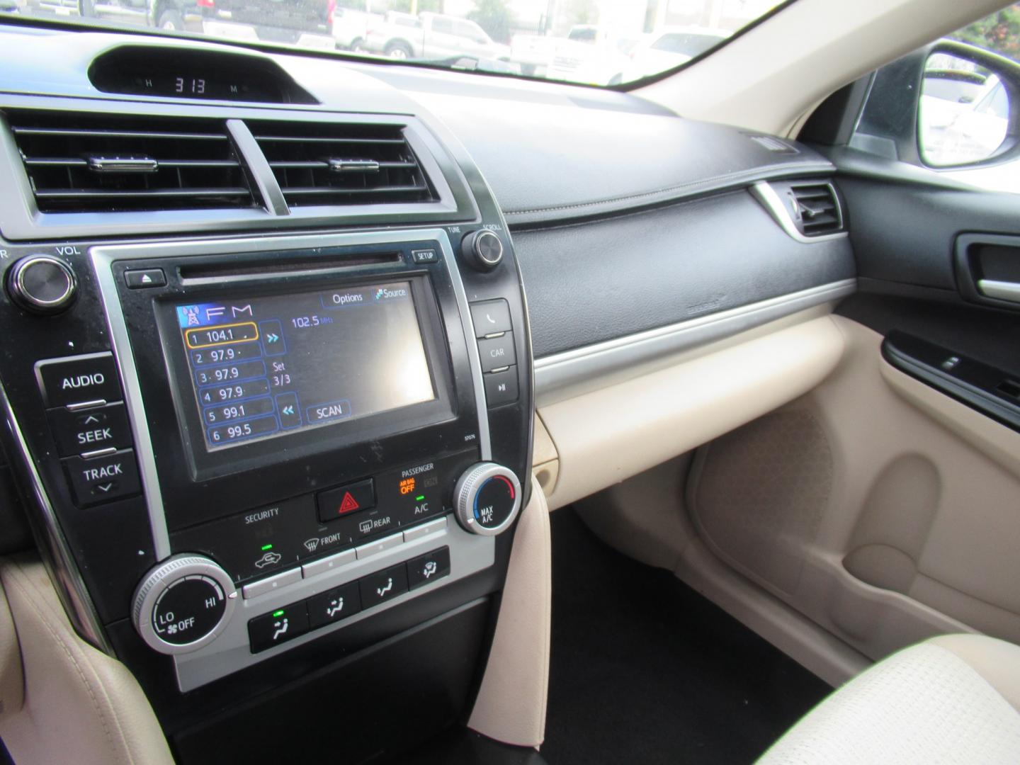 2014 Gold /Tan Toyota Camry L (4T4BF1FK2ER) with an 2.5L L4 DOHC 16V engine, Automatic transmission, located at 1511 North Shepherd Dr., Houston, TX, 77008, (281) 657-1221, 29.798361, -95.412560 - 2014 TOYOTA CAMRY LE VIN: 4T4BF1FK2ER364962 4 T 4 B F 1 F K 2 E R 3 6 4 9 6 2 SEDAN 4 DR 2.5L I4 F DOHC 16V GASOLINE FRONT WHEEL DRIVE- Photo#4