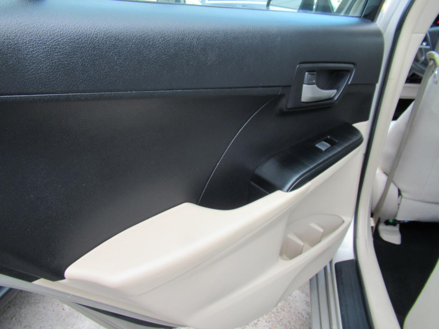 2014 Gold /Tan Toyota Camry L (4T4BF1FK2ER) with an 2.5L L4 DOHC 16V engine, Automatic transmission, located at 1511 North Shepherd Dr., Houston, TX, 77008, (281) 657-1221, 29.798361, -95.412560 - 2014 TOYOTA CAMRY LE VIN: 4T4BF1FK2ER364962 4 T 4 B F 1 F K 2 E R 3 6 4 9 6 2 SEDAN 4 DR 2.5L I4 F DOHC 16V GASOLINE FRONT WHEEL DRIVE- Photo#9
