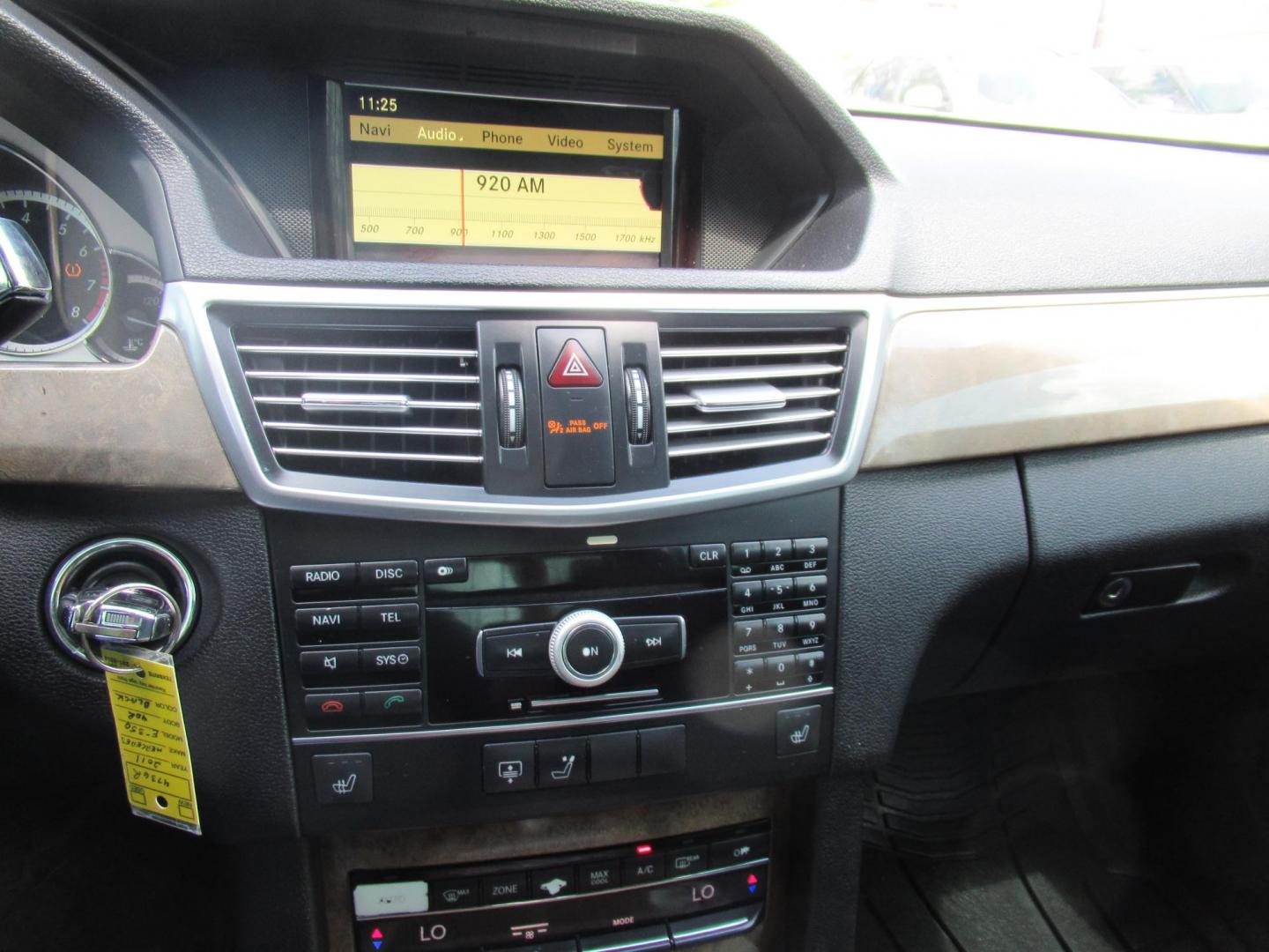 2011 Black /Black Mercedes-Benz E-Class E350 Sedan (WDDHF5GB5BA) with an 3.5L V6 DOHC 24V engine, Automatic transmission, located at 1511 North Shepherd Dr., Houston, TX, 77008, (281) 657-1221, 29.798361, -95.412560 - 2011 MERCEDES-BENZ E-CLASS E 350 LUXURY VIN: WDDHF5GB5BA405800 W D D H F 5 G B 5 B A 4 0 5 8 0 0 SEDAN 4 DR 3.5L V6 F DOHC 24V GASOLINE REAR WHEEL DRIVE - Photo#1