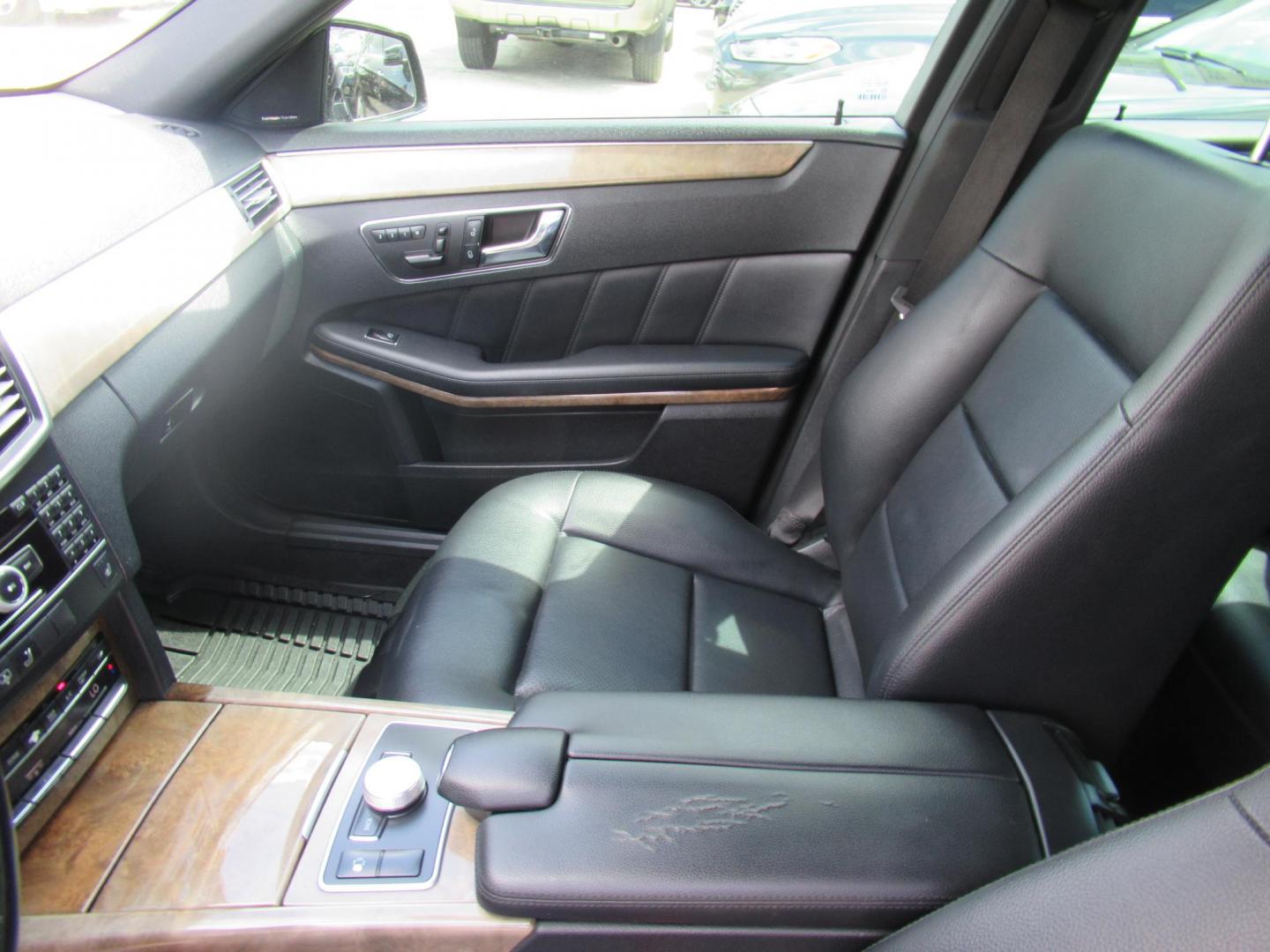 2011 Black /Black Mercedes-Benz E-Class E350 Sedan (WDDHF5GB5BA) with an 3.5L V6 DOHC 24V engine, Automatic transmission, located at 1511 North Shepherd Dr., Houston, TX, 77008, (281) 657-1221, 29.798361, -95.412560 - 2011 MERCEDES-BENZ E-CLASS E 350 LUXURY VIN: WDDHF5GB5BA405800 W D D H F 5 G B 5 B A 4 0 5 8 0 0 SEDAN 4 DR 3.5L V6 F DOHC 24V GASOLINE REAR WHEEL DRIVE - Photo#3