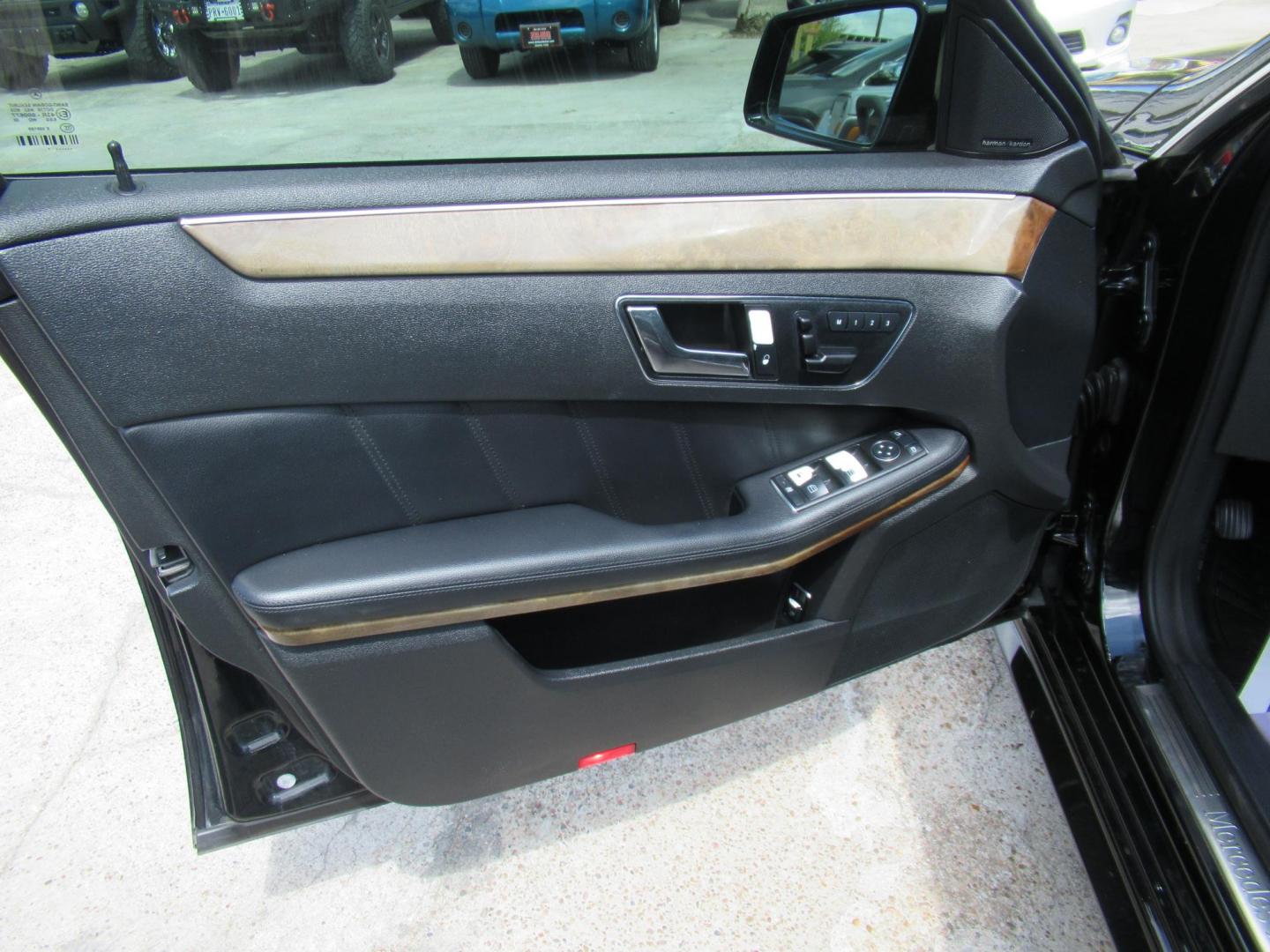 2011 Black /Black Mercedes-Benz E-Class E350 Sedan (WDDHF5GB5BA) with an 3.5L V6 DOHC 24V engine, Automatic transmission, located at 1511 North Shepherd Dr., Houston, TX, 77008, (281) 657-1221, 29.798361, -95.412560 - 2011 MERCEDES-BENZ E-CLASS E 350 LUXURY VIN: WDDHF5GB5BA405800 W D D H F 5 G B 5 B A 4 0 5 8 0 0 SEDAN 4 DR 3.5L V6 F DOHC 24V GASOLINE REAR WHEEL DRIVE - Photo#4