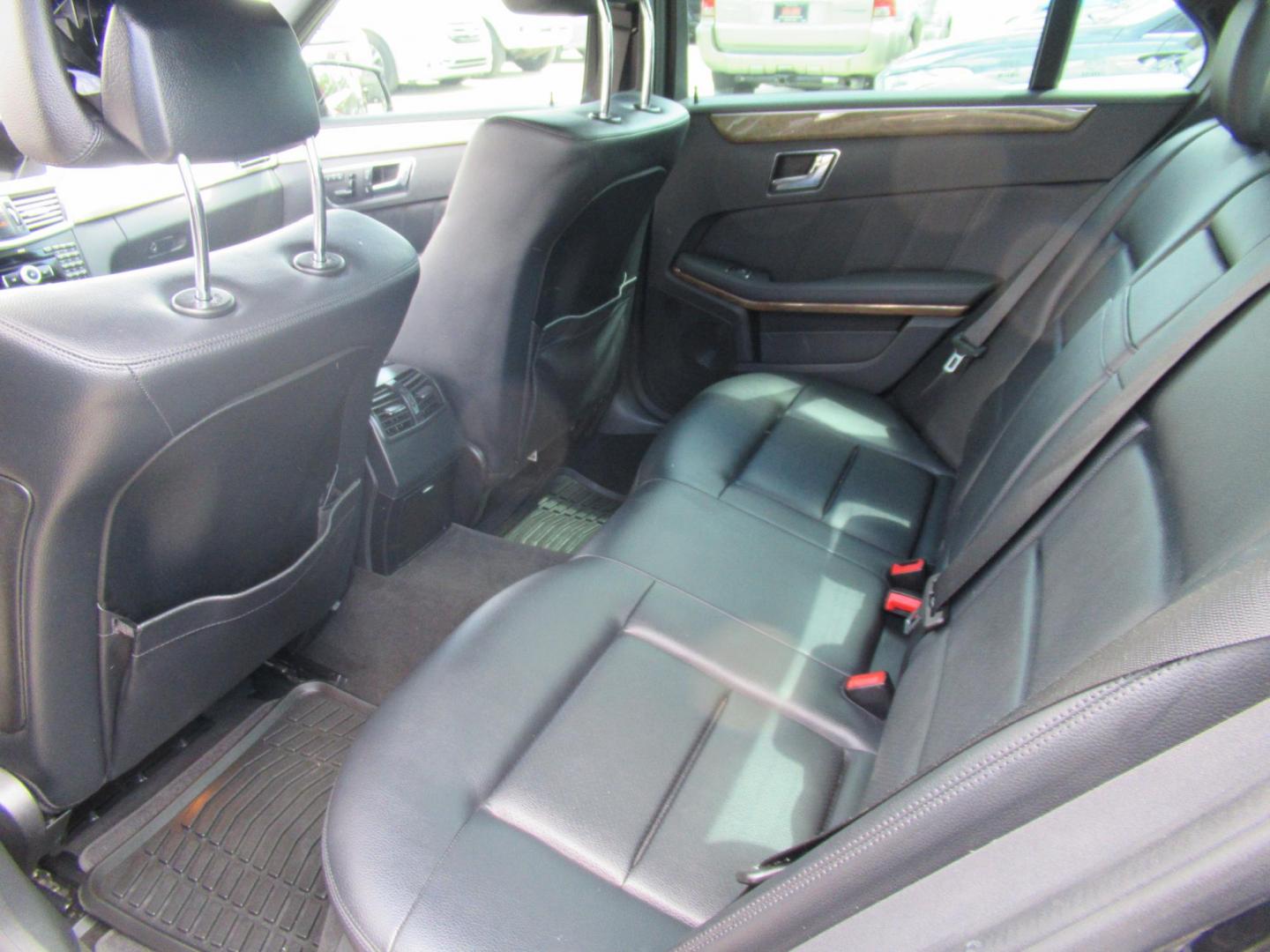 2011 Black /Black Mercedes-Benz E-Class E350 Sedan (WDDHF5GB5BA) with an 3.5L V6 DOHC 24V engine, Automatic transmission, located at 1511 North Shepherd Dr., Houston, TX, 77008, (281) 657-1221, 29.798361, -95.412560 - 2011 MERCEDES-BENZ E-CLASS E 350 LUXURY VIN: WDDHF5GB5BA405800 W D D H F 5 G B 5 B A 4 0 5 8 0 0 SEDAN 4 DR 3.5L V6 F DOHC 24V GASOLINE REAR WHEEL DRIVE - Photo#5